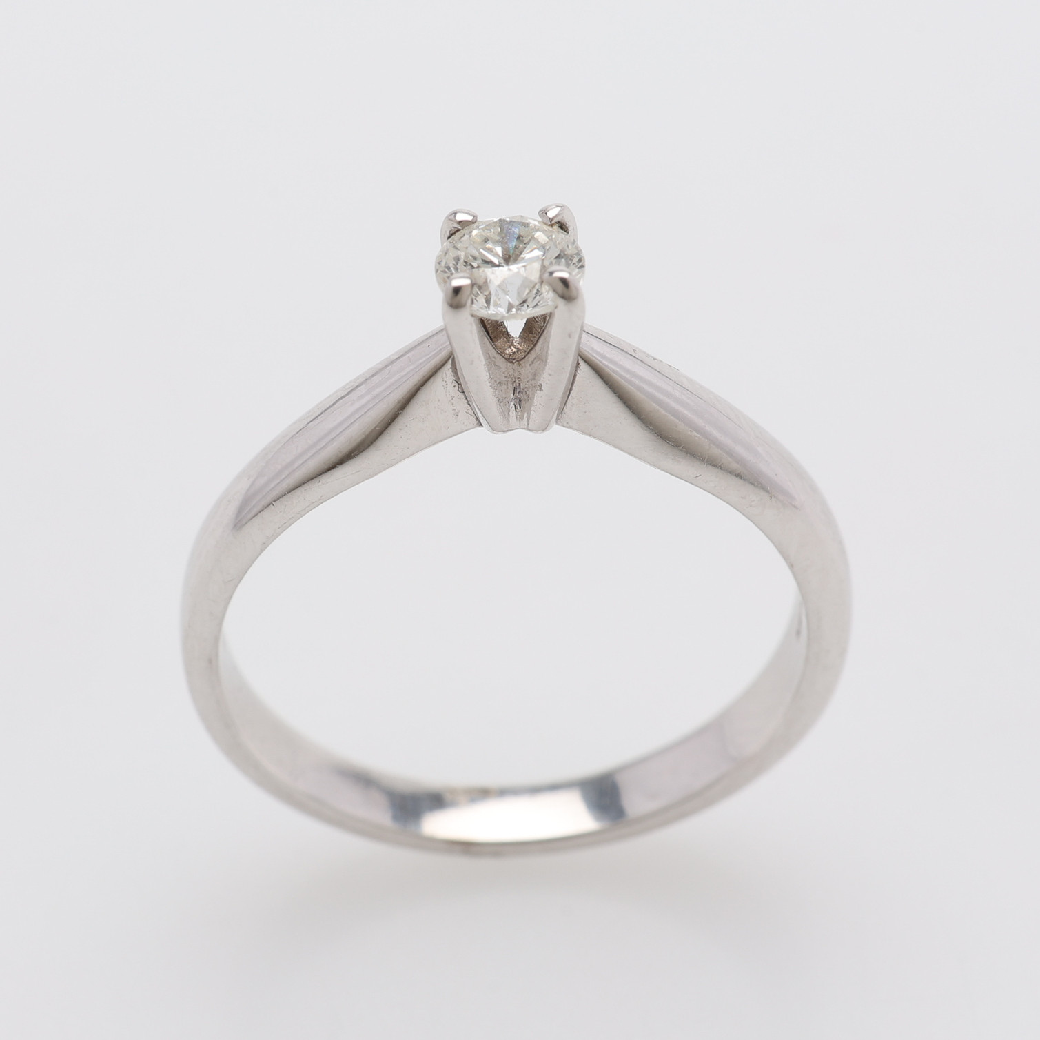 RING, 18K VITGULD & BRILJANT OM CA 0,24 CT, LONDON, TOTALVIKT Ca. 3,4 g.
