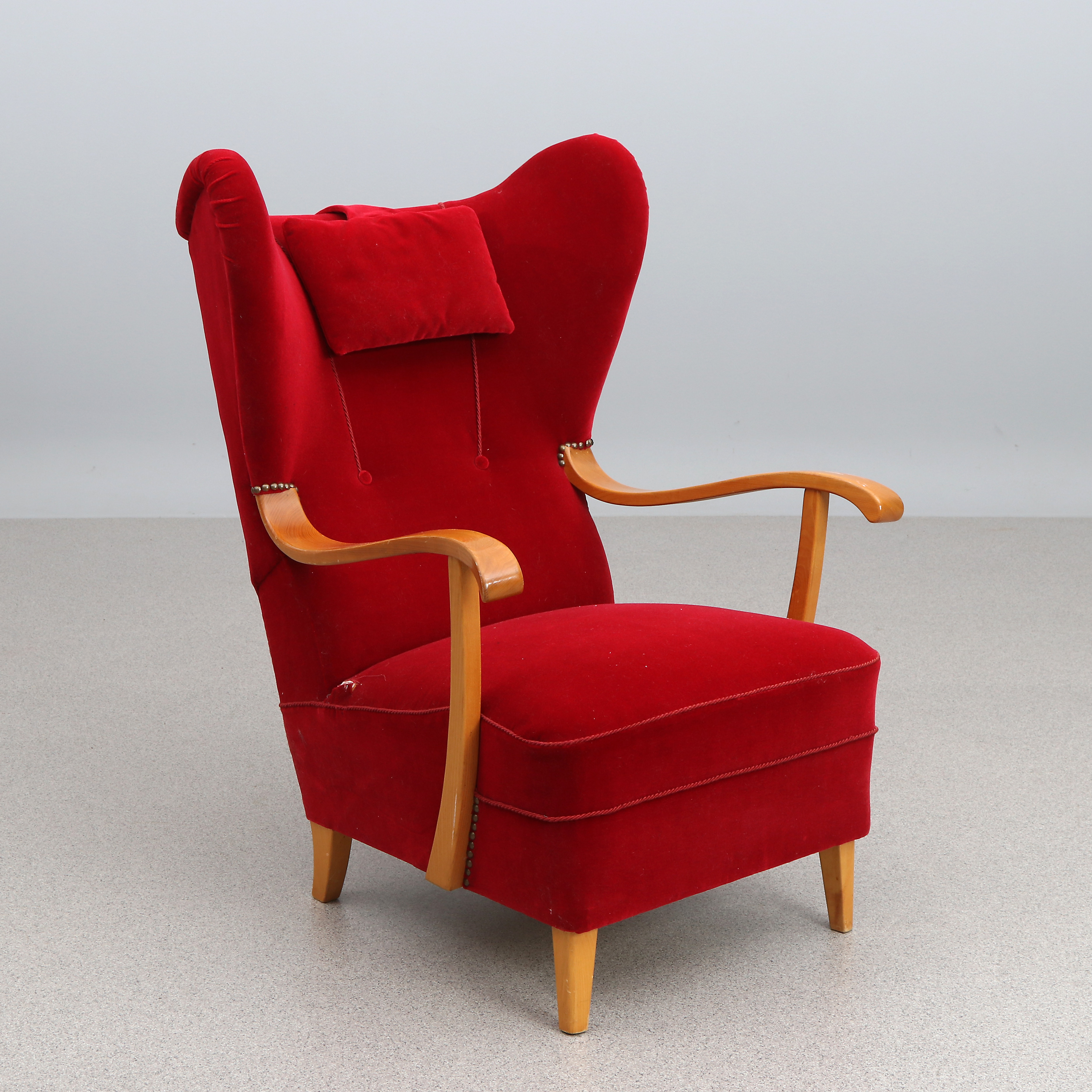 FÅTÖLJ. Alm med klädsel i röd plysch. 1900-talets första hälft.