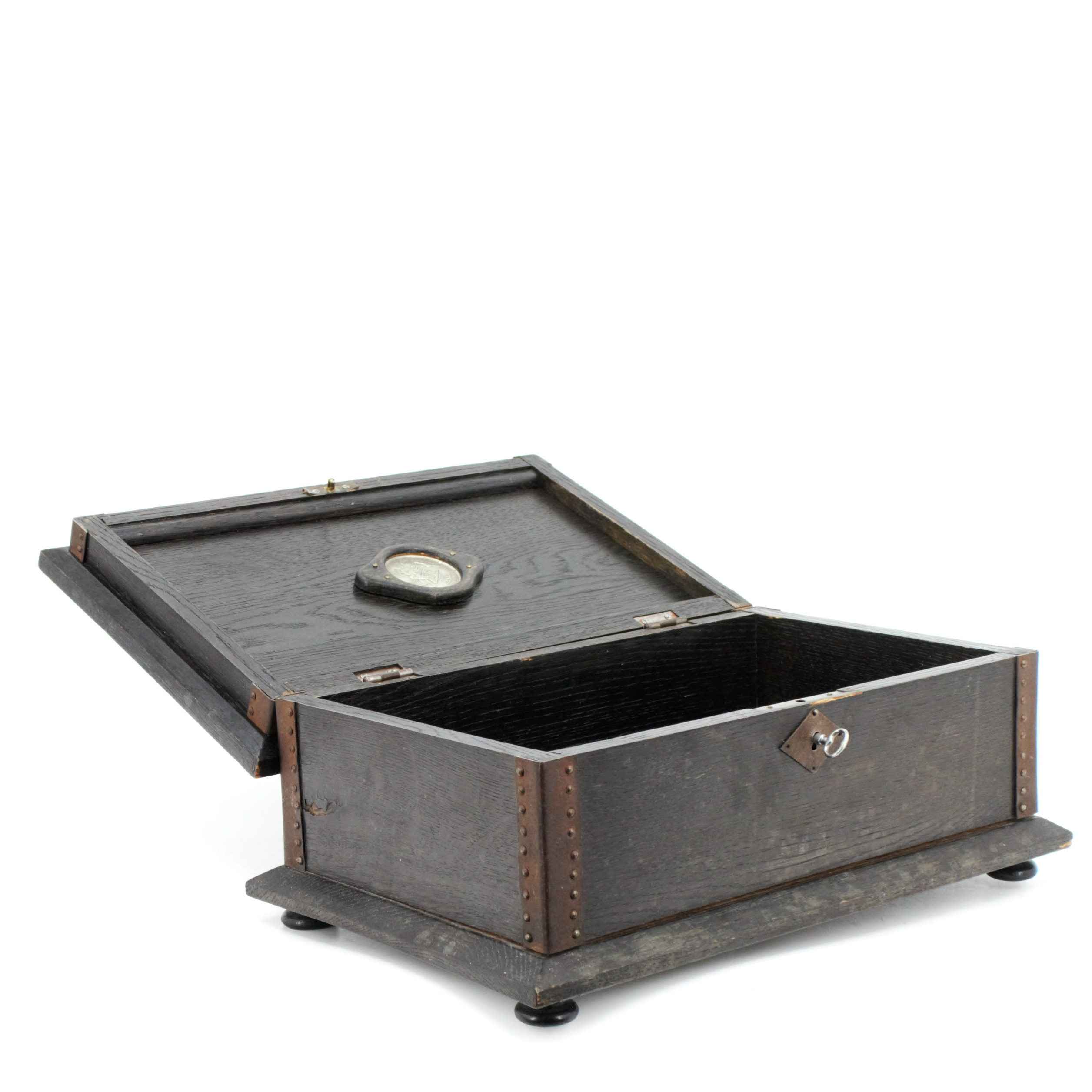 SKRIN, ek, minnesmynt från lantbruks- & industriutställningen i Landskrona 1883, fastsatt på insidan av locket.