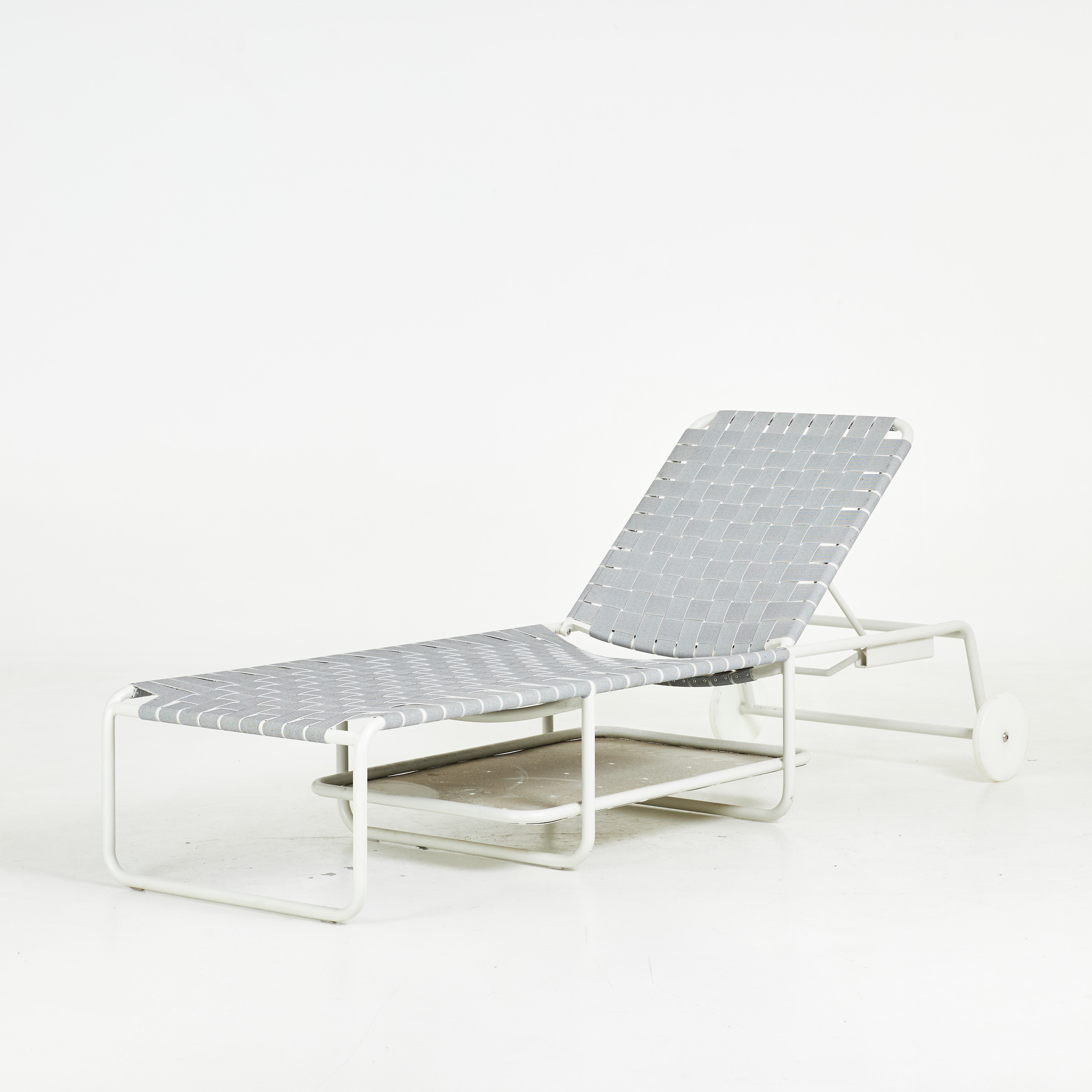 PAOLA NAVONE. Solbädd, "883 Day", vitlackerad stomme i metall, klädd i omlottlagt elastisk textil, justerbar rygg, för Gervasoni, Italien, samtida tillverkning.