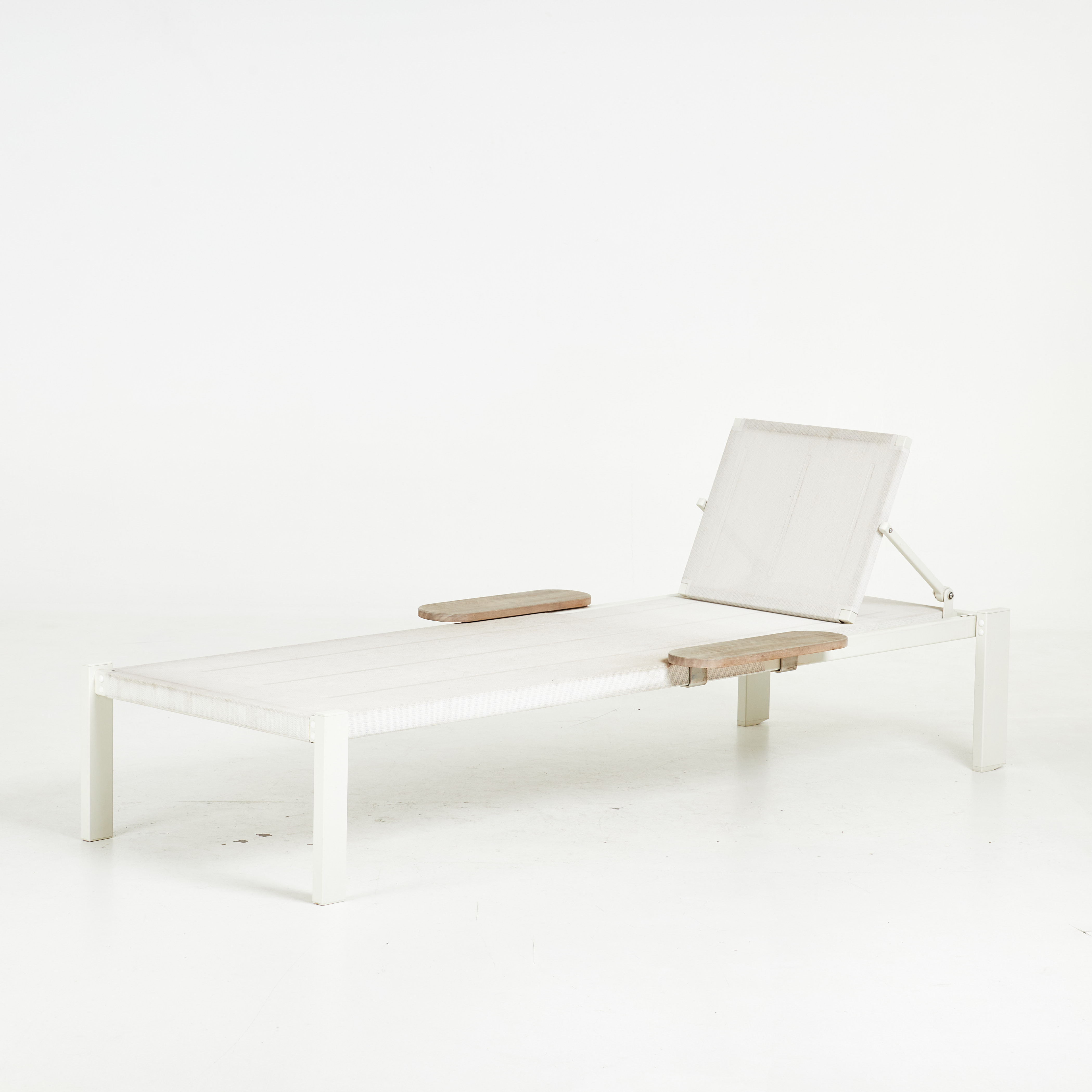 SOLBÄDD, "Shine Sunbed", med armlän i teak, design Arik Levy för EMU, vitlackerade.