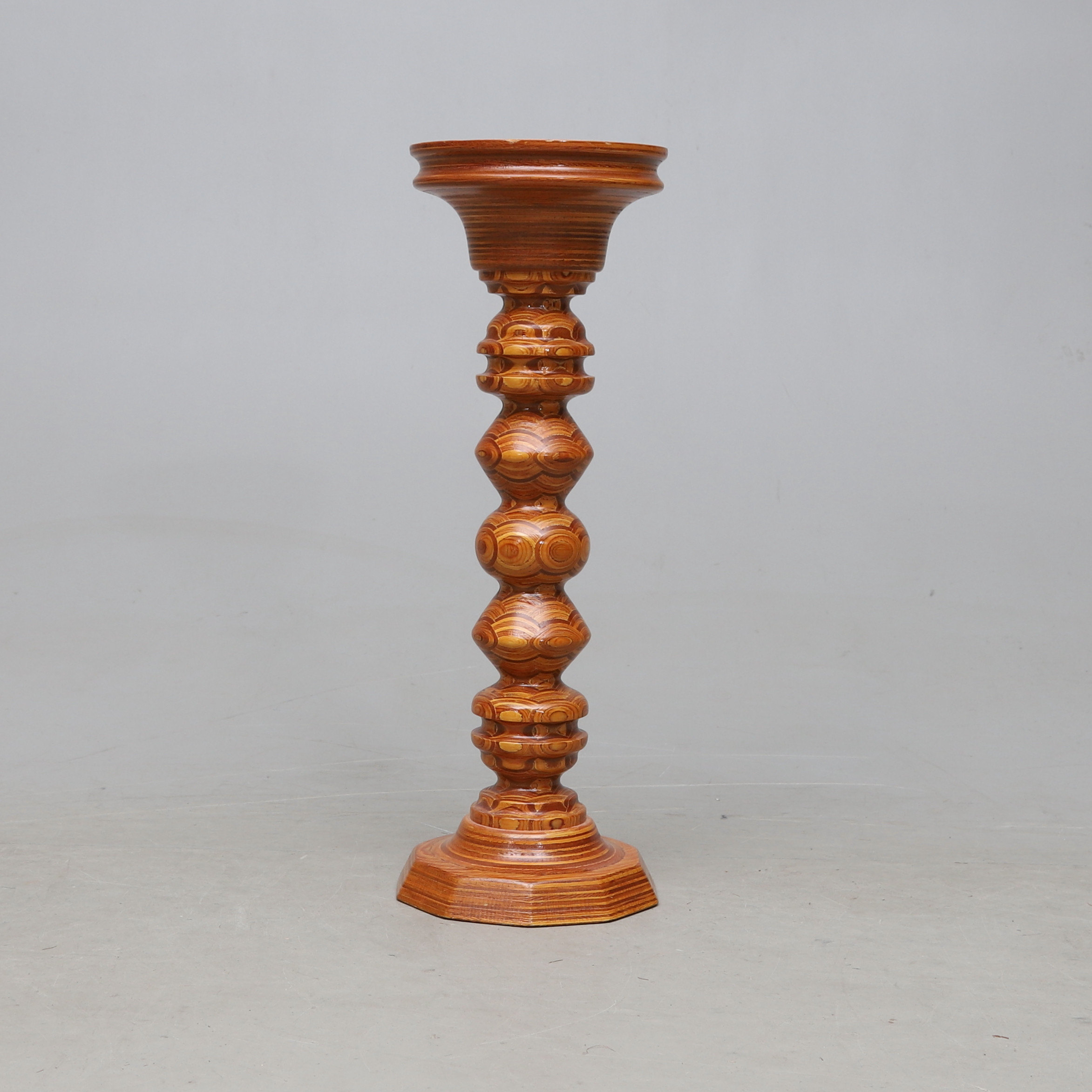 PIEDESTAL, trä, Håkan Palm, HP Svarvkonst, signerad och numrerad 4/75, daterad 1985.