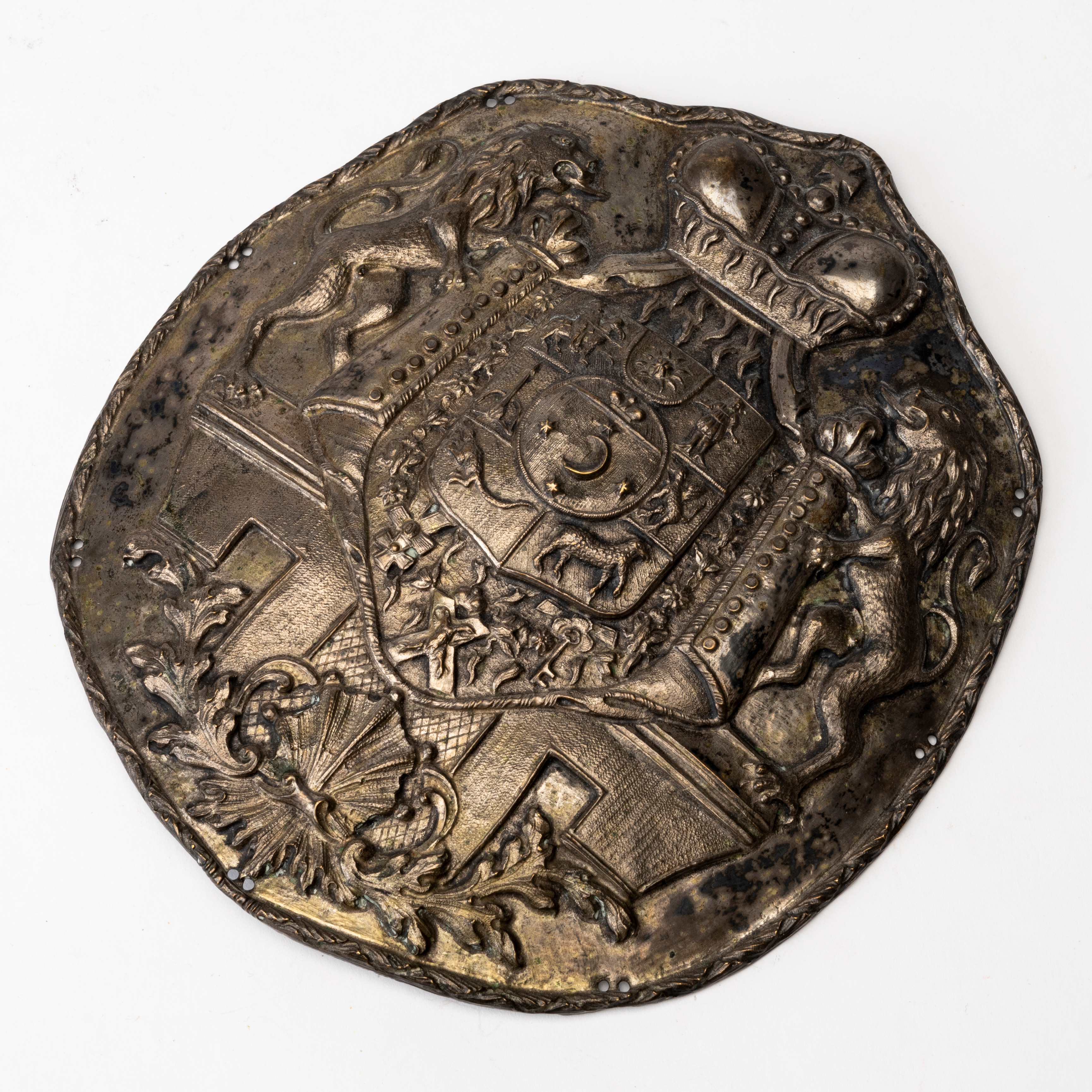 VAPENSKÖLD i relief, försilvrad gulmetall, 1700-/1800-tal.
