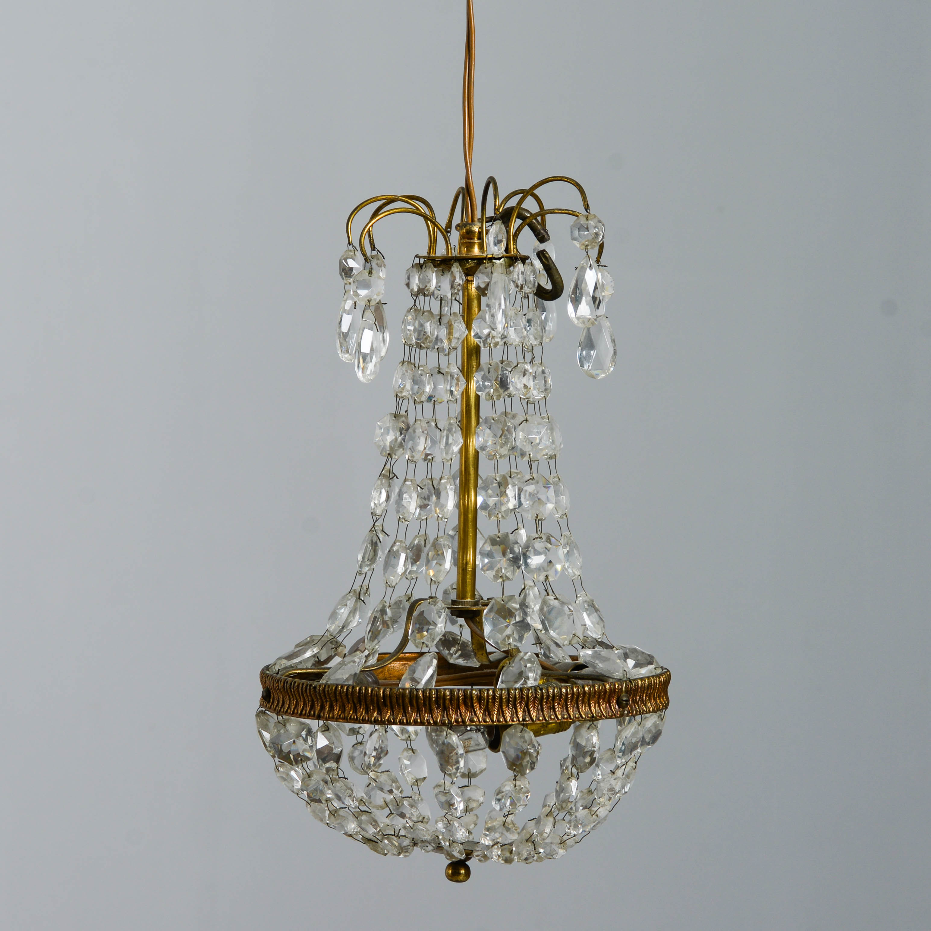 LITEN TAKLAMPA, med prismor, empirstil, 1900-talets första del.