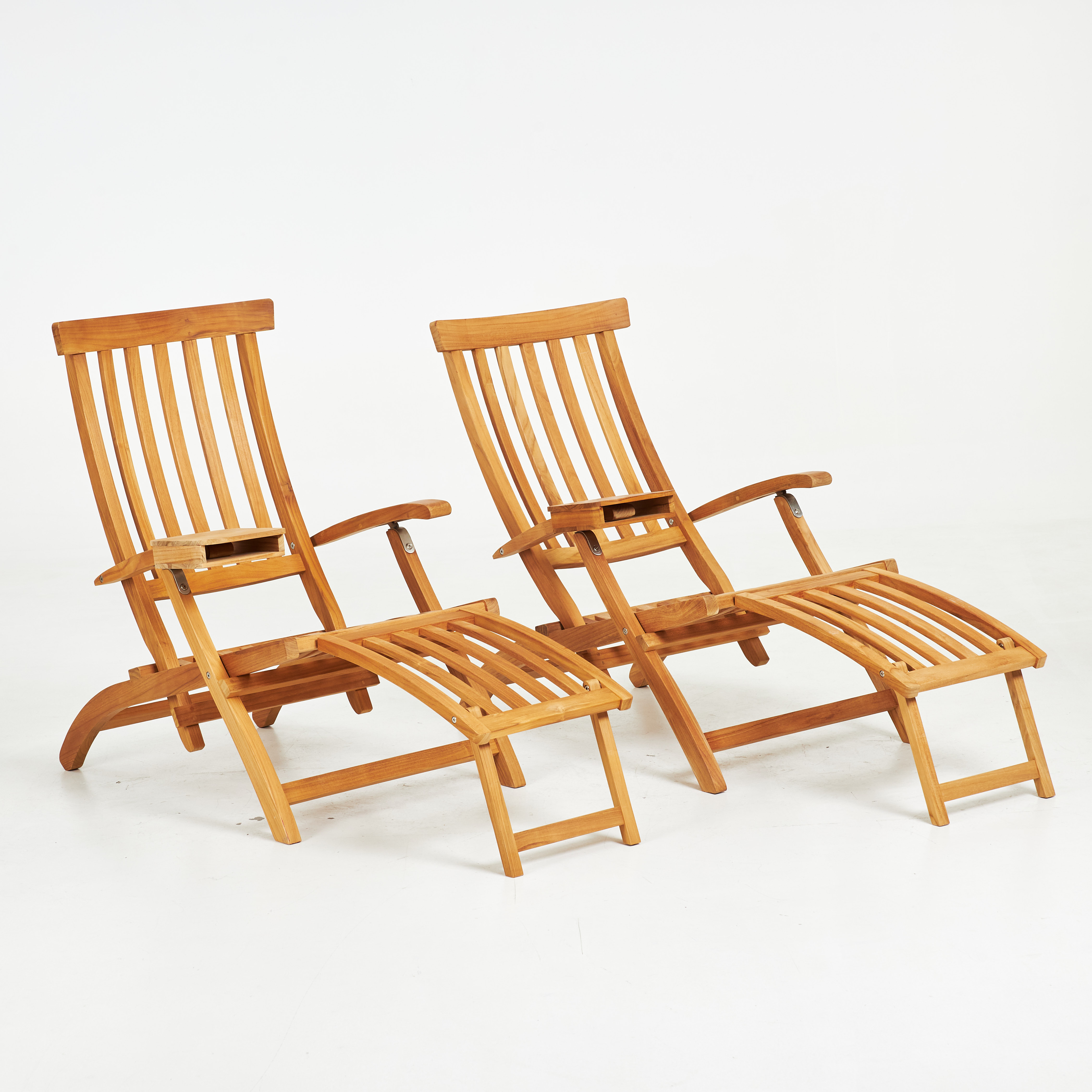 DÄCKSTOLAR, ett par, "Lobby", för Stockamöllan, samtida, teak, detaljer i rostfritt stål, medföljande brickor.