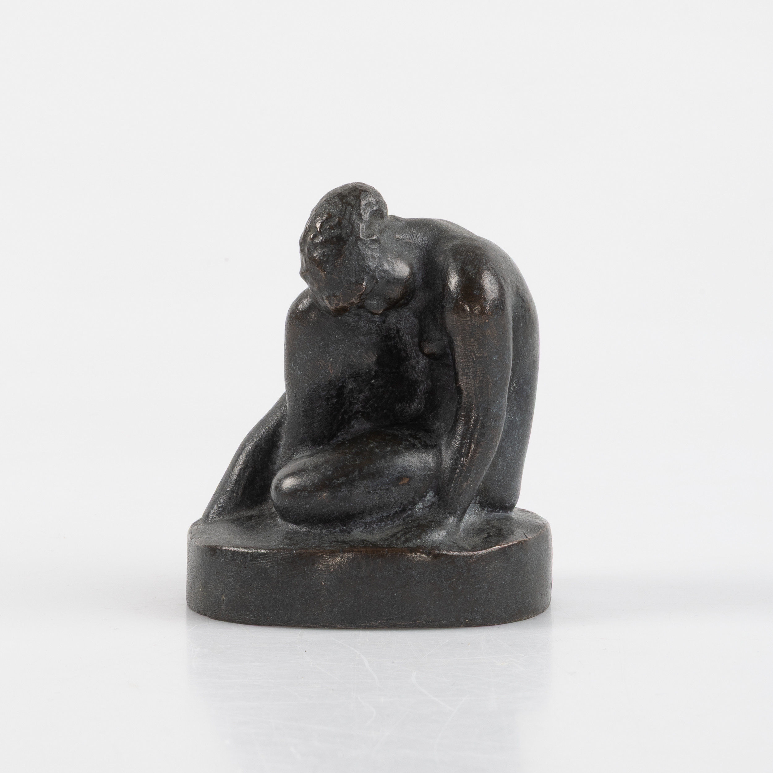 HALVAR FRISENDAHL. Skulptur, sittande kvinna, brons, signerad 1917.