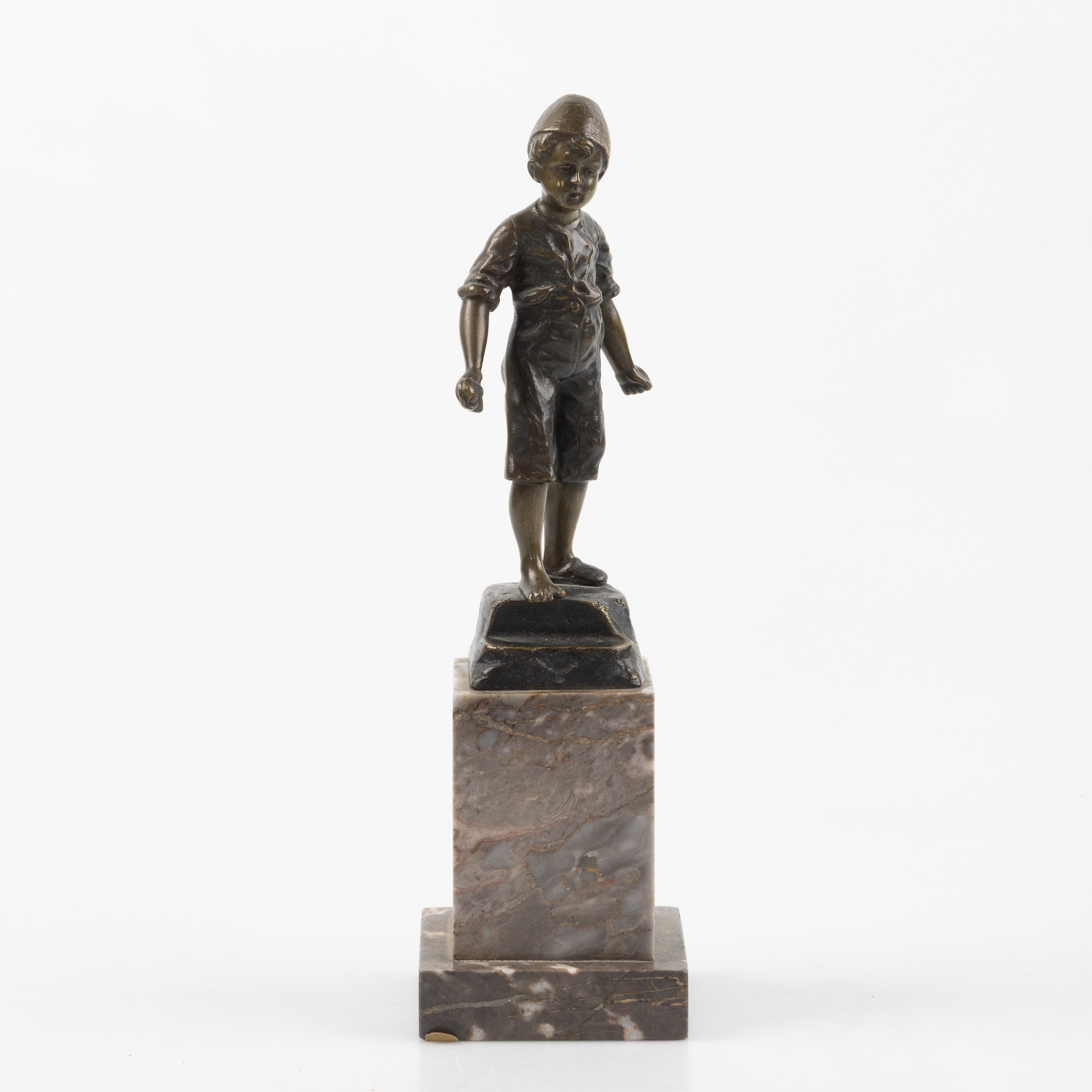 OIDENTIFIERAD KONSTNÄR, Skulptur, pojke med sko, brons, på sockel av marmor, otydligt signerad.