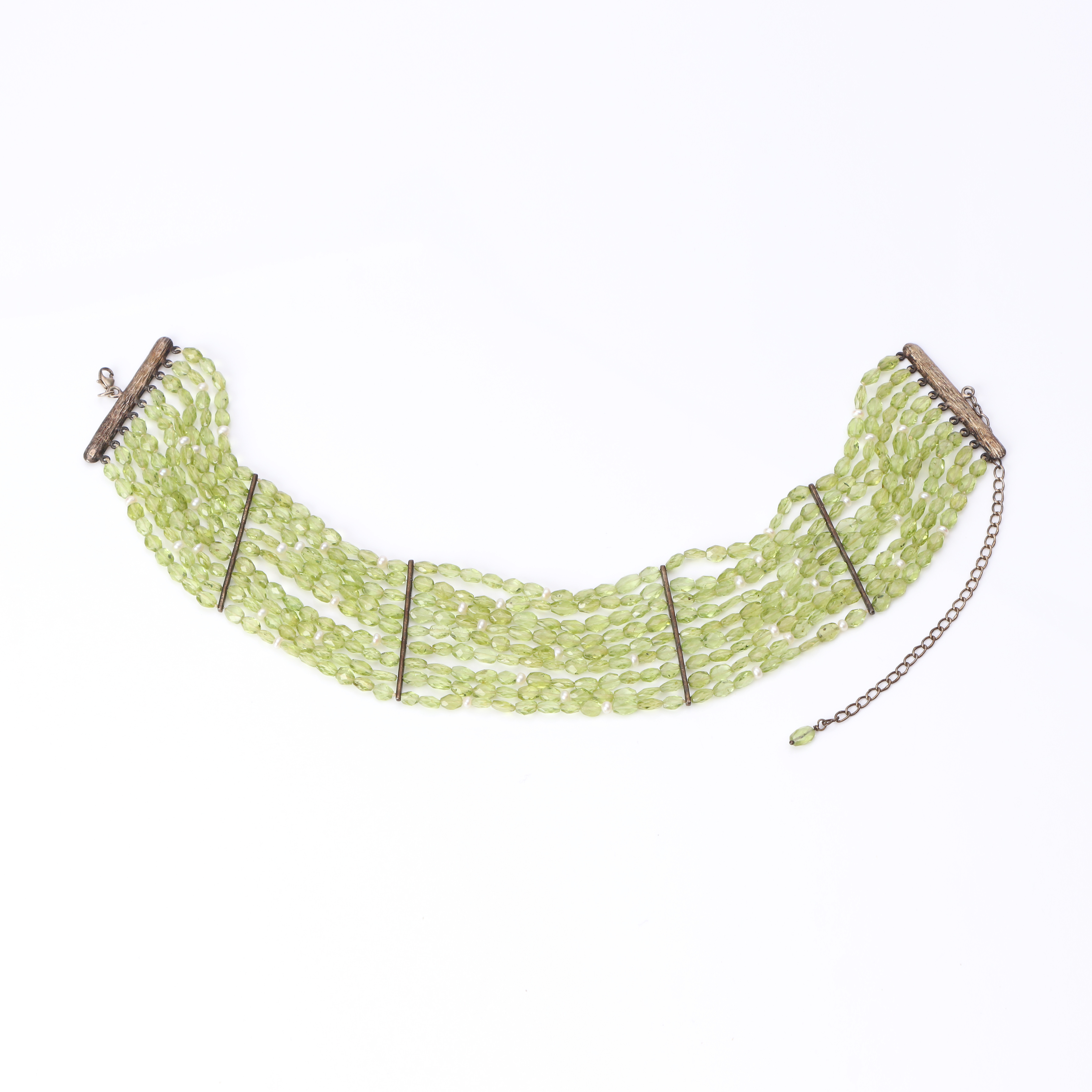 COLLIER S.K. CHOKER. Fasetterad peridot och sötvattenpärlor.