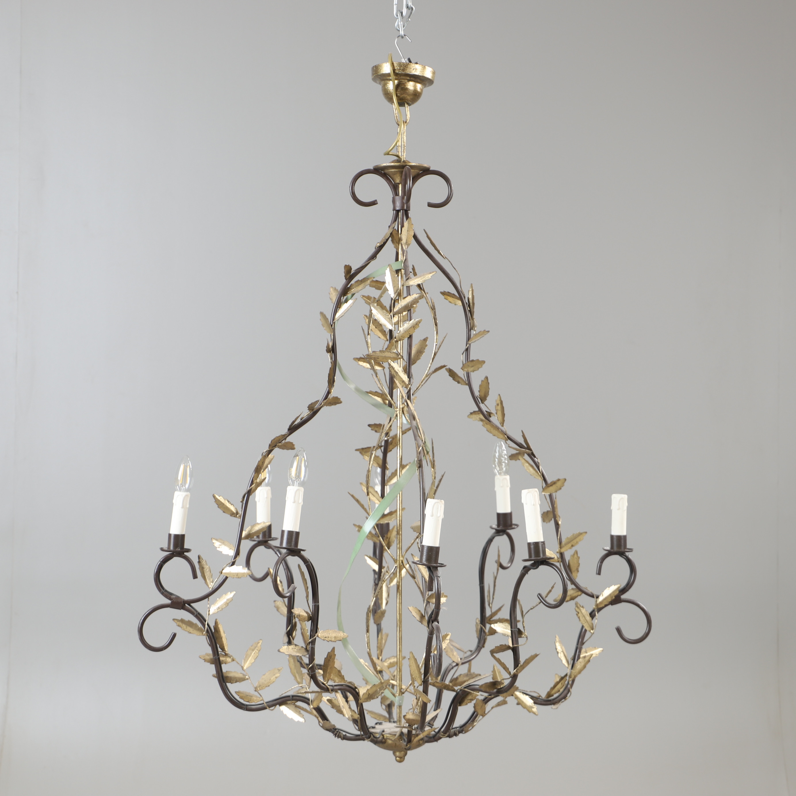 LJUSKRONA, 8-armad, målad metall, 1900-tal.