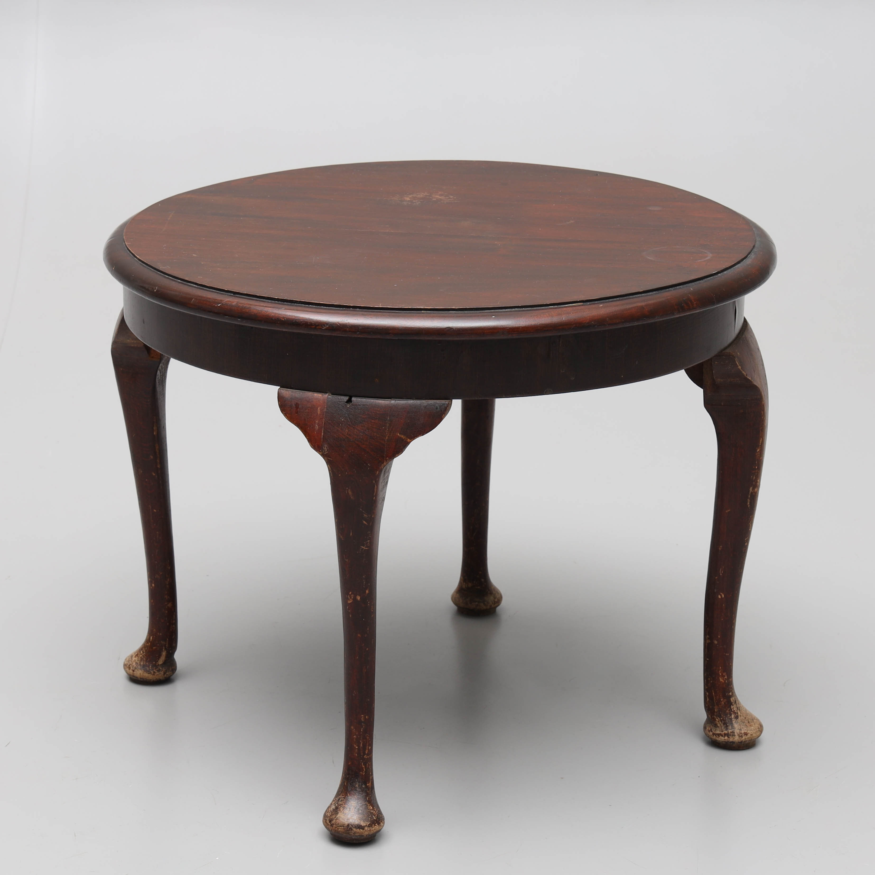 SIDOBORD/LAMPBORD, betsat trä, 1900-tal.