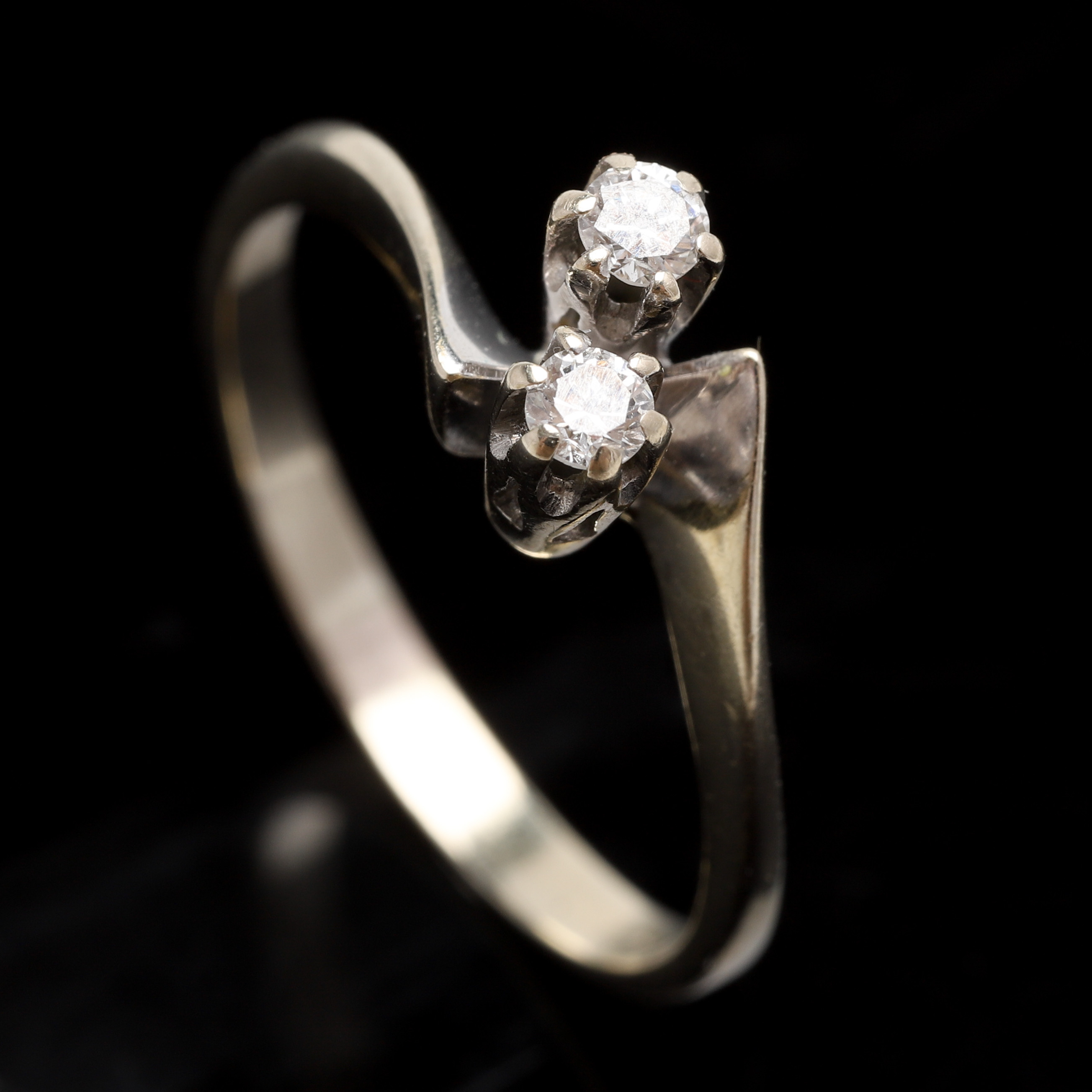 RING, 18 k vitguld. med två briljanter enligt gravyr 0,12 ct. Vikt ca 2,2 gram.