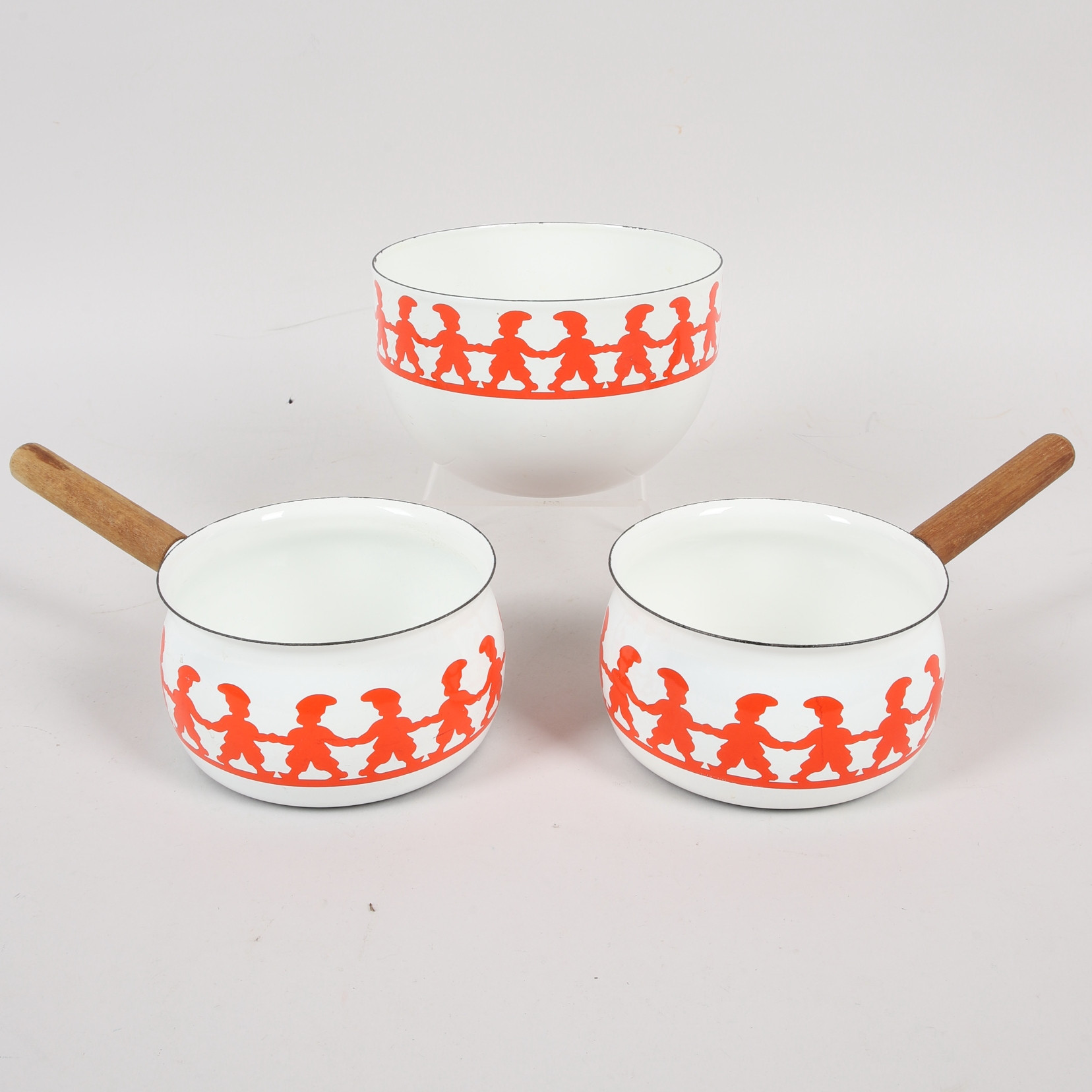 KAJ FRANCK. Grytor & skål, 3 delar, emalj, tomtar, Arabia, Finland.