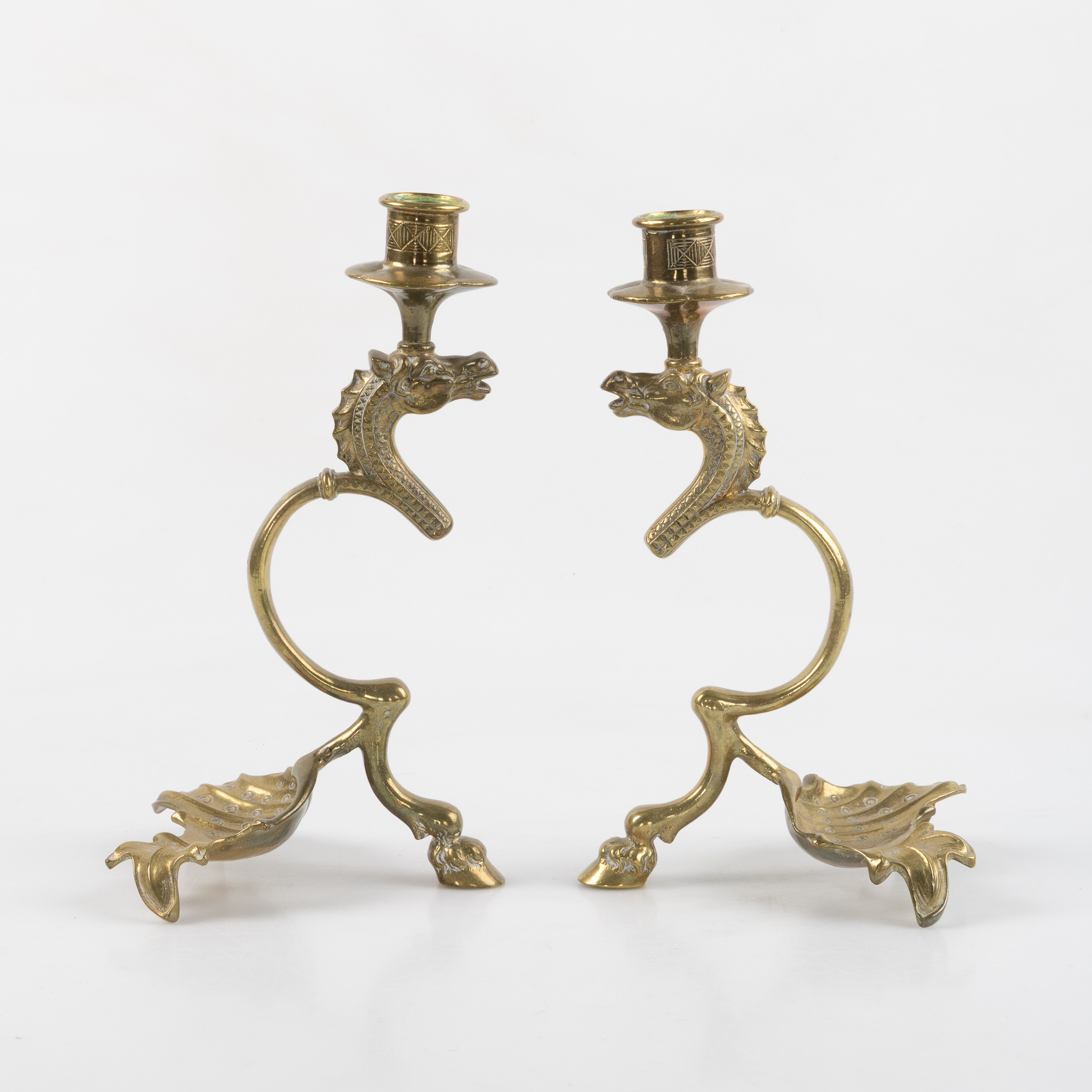 LJUSSTAKAR, 1 par, 1900-tal, mässing, i form av sjöhästar.