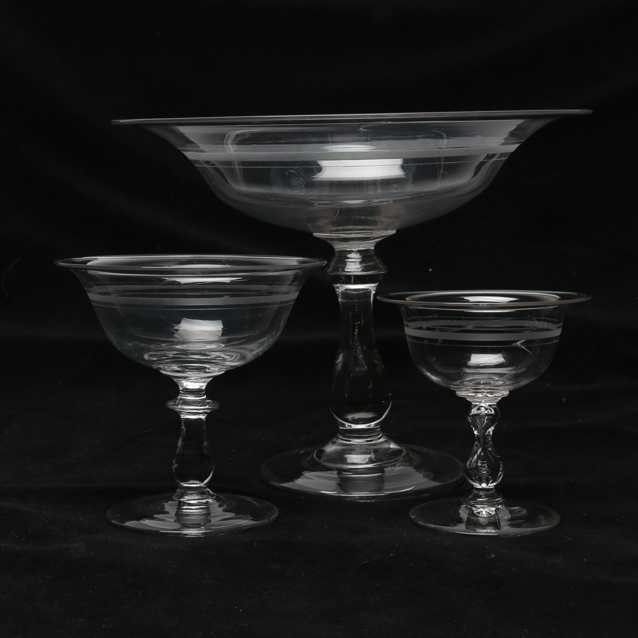 SKÅLAR, på fot, 3 st, glas, så kallat Rydbergstyp, sekelskiftet 1900.