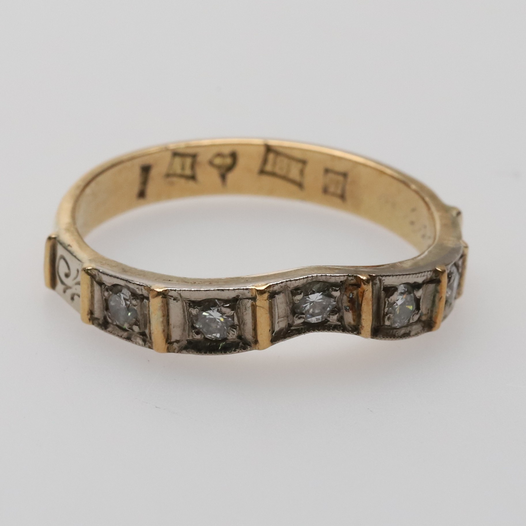 Alliansring, 18K guld med briljantslipade diamanter, 5 gram.