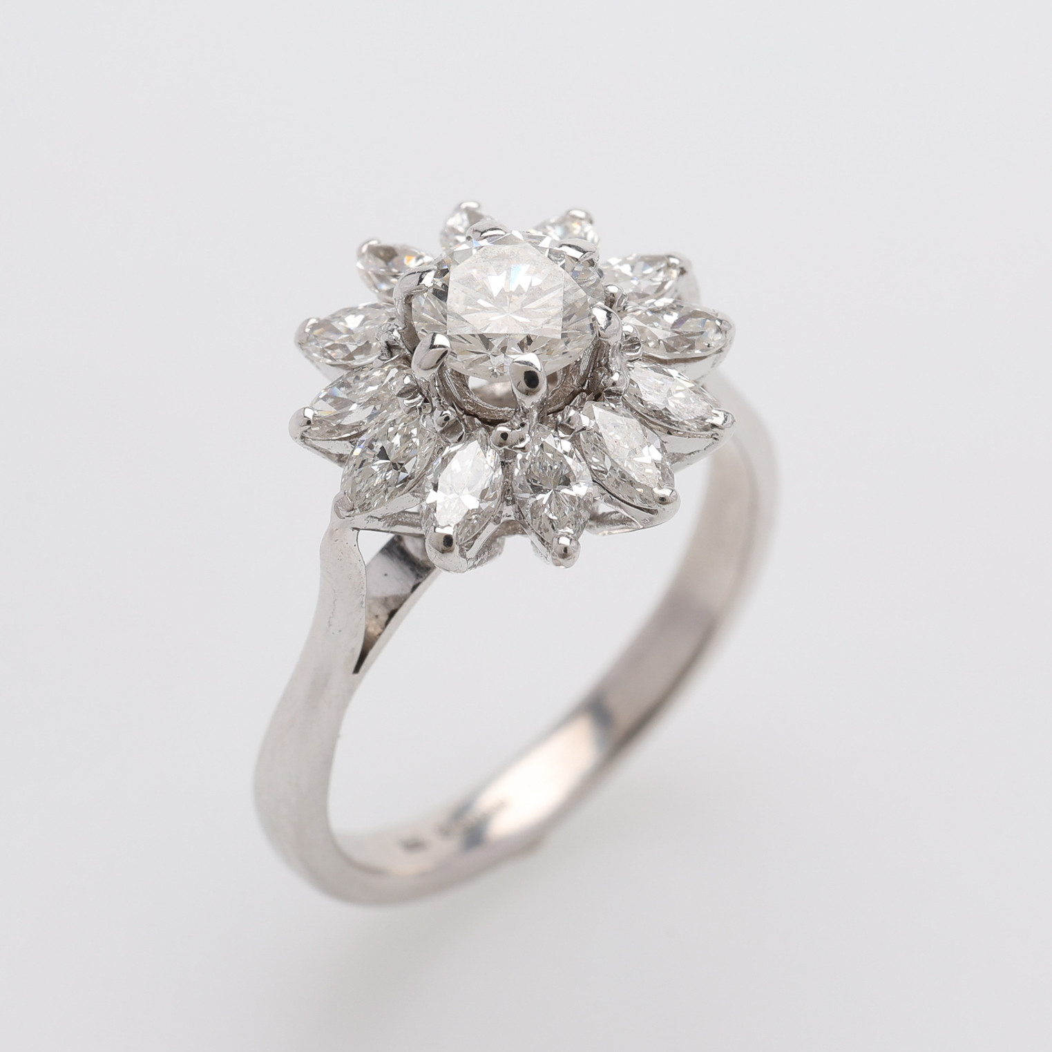 RING, 18K VITGULD & DIAMANTER OM TOTALT CA 1 CT, BIRMINGHAM.