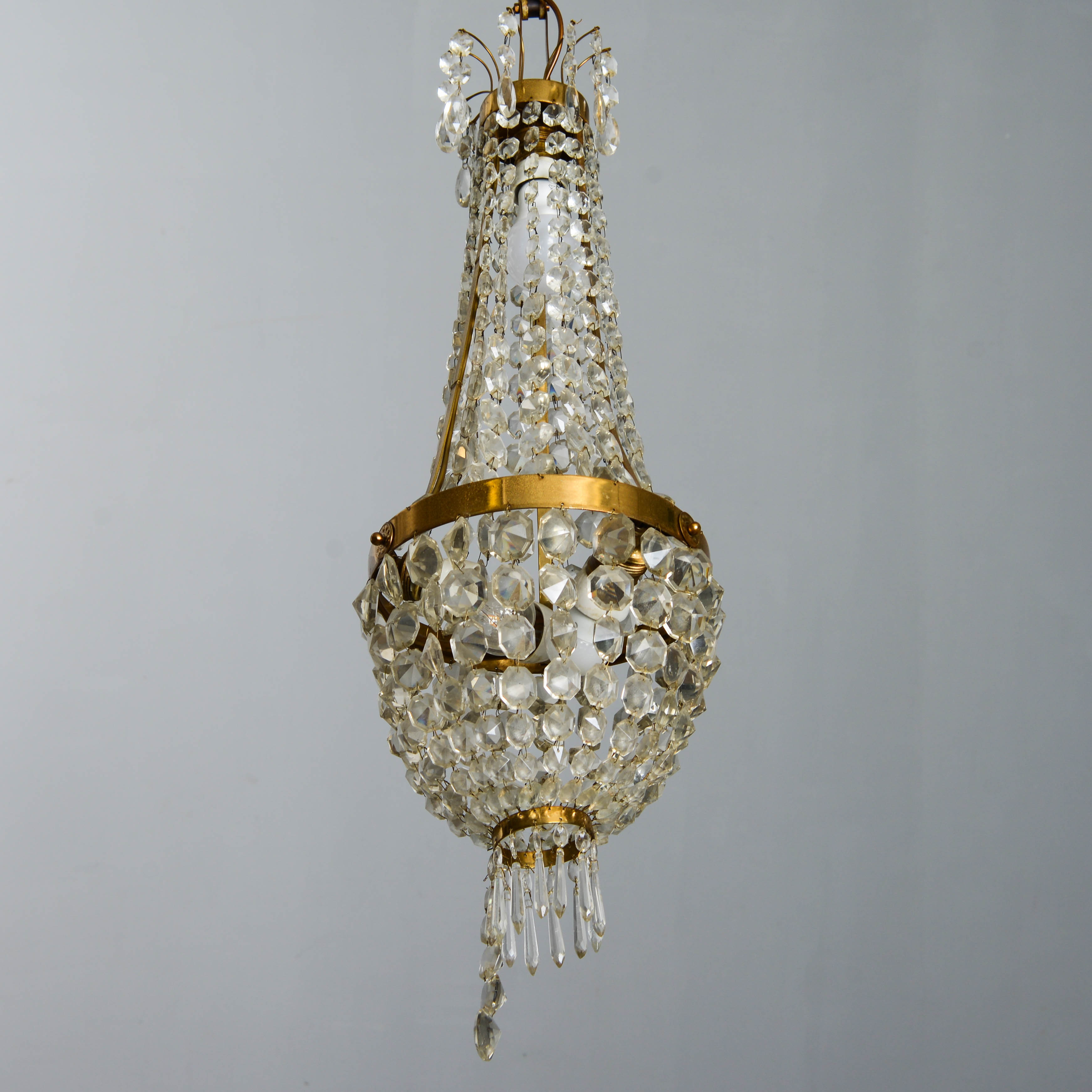 TAKLAMPA, med prismor, gustaviansk stil, 1900-tal.