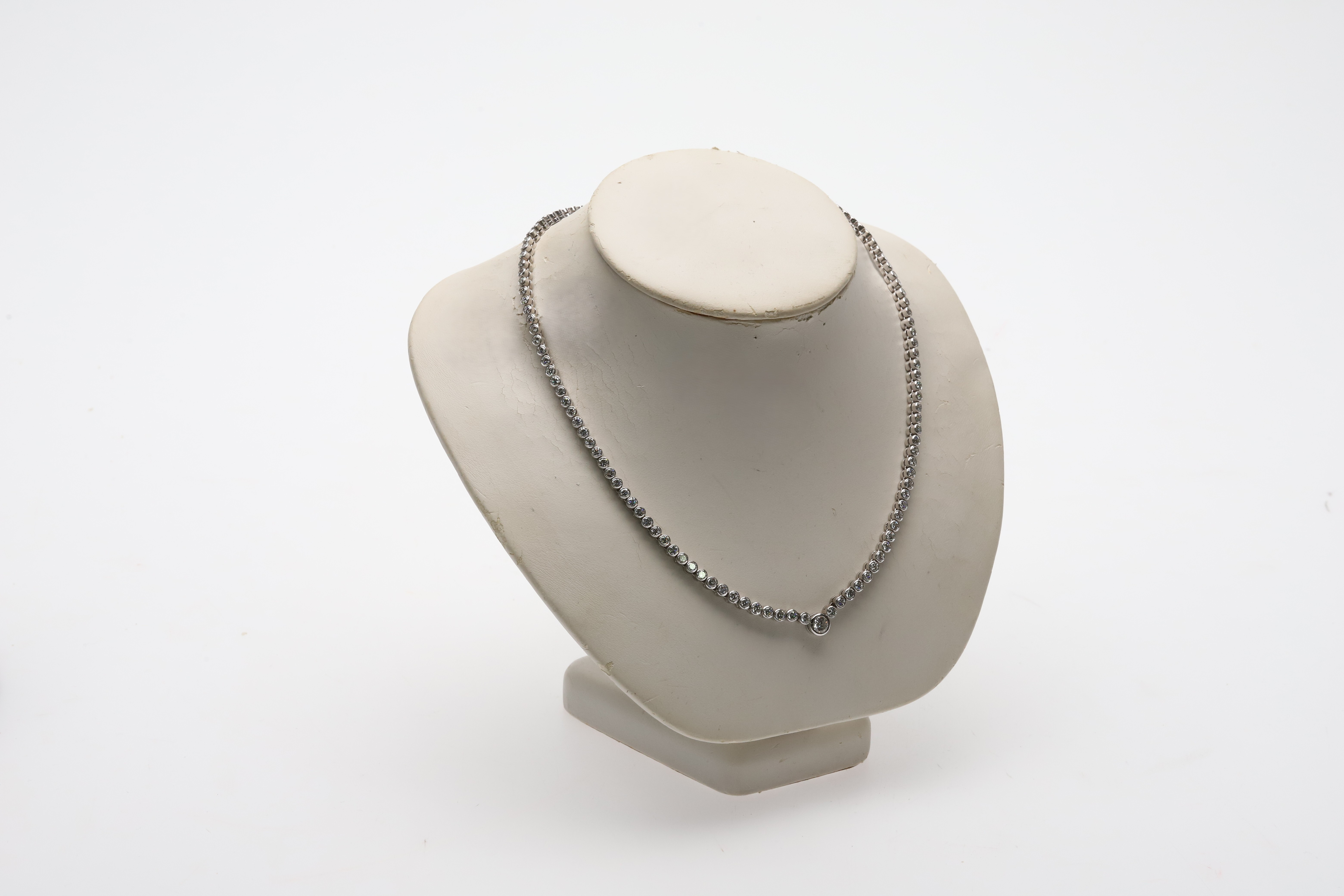 Collier rivière vitguld 14 k med briljantslipade diamanter.