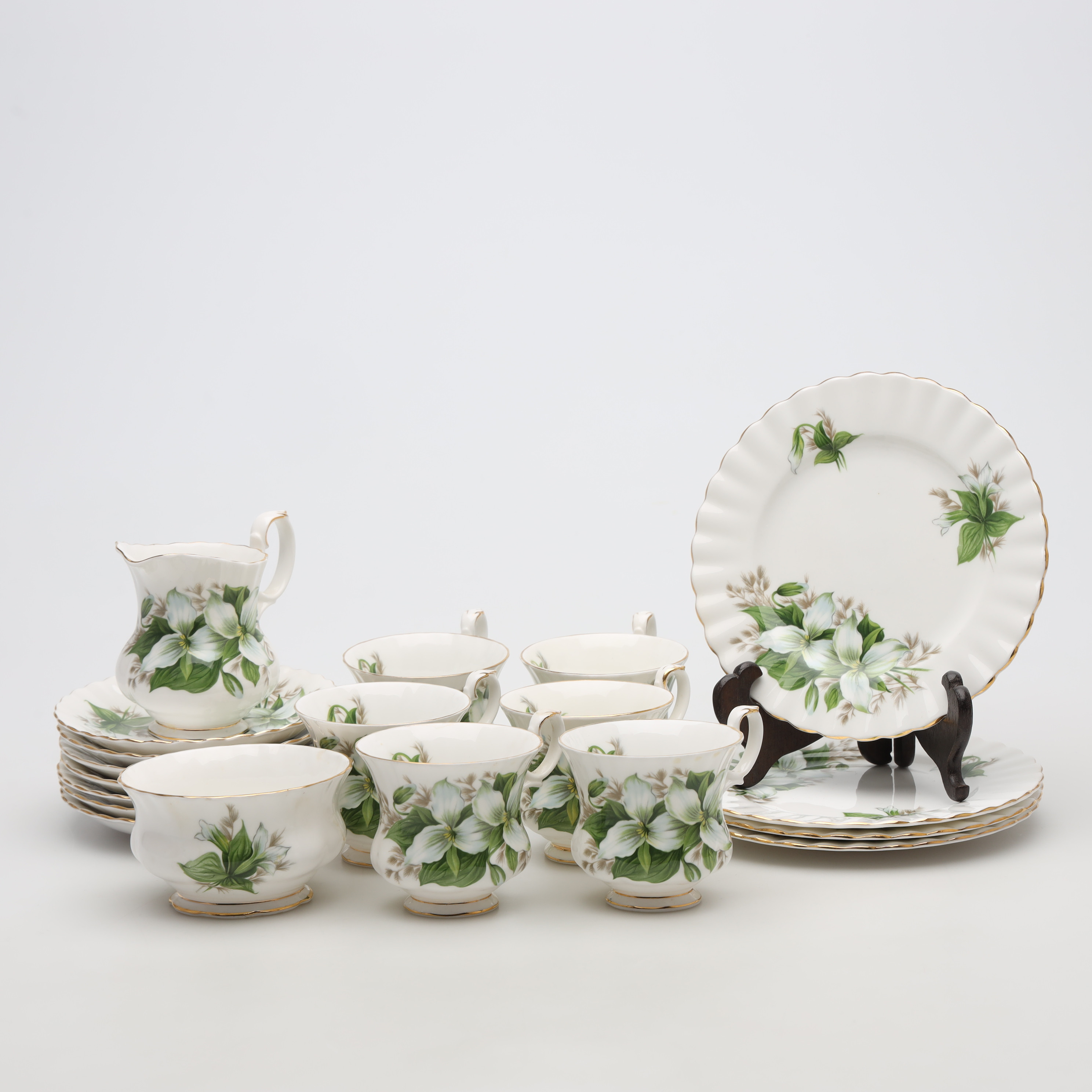 KAFFESERVISDELAR, 19 stycken, "Trillium", porslin, Royal Albert, England.