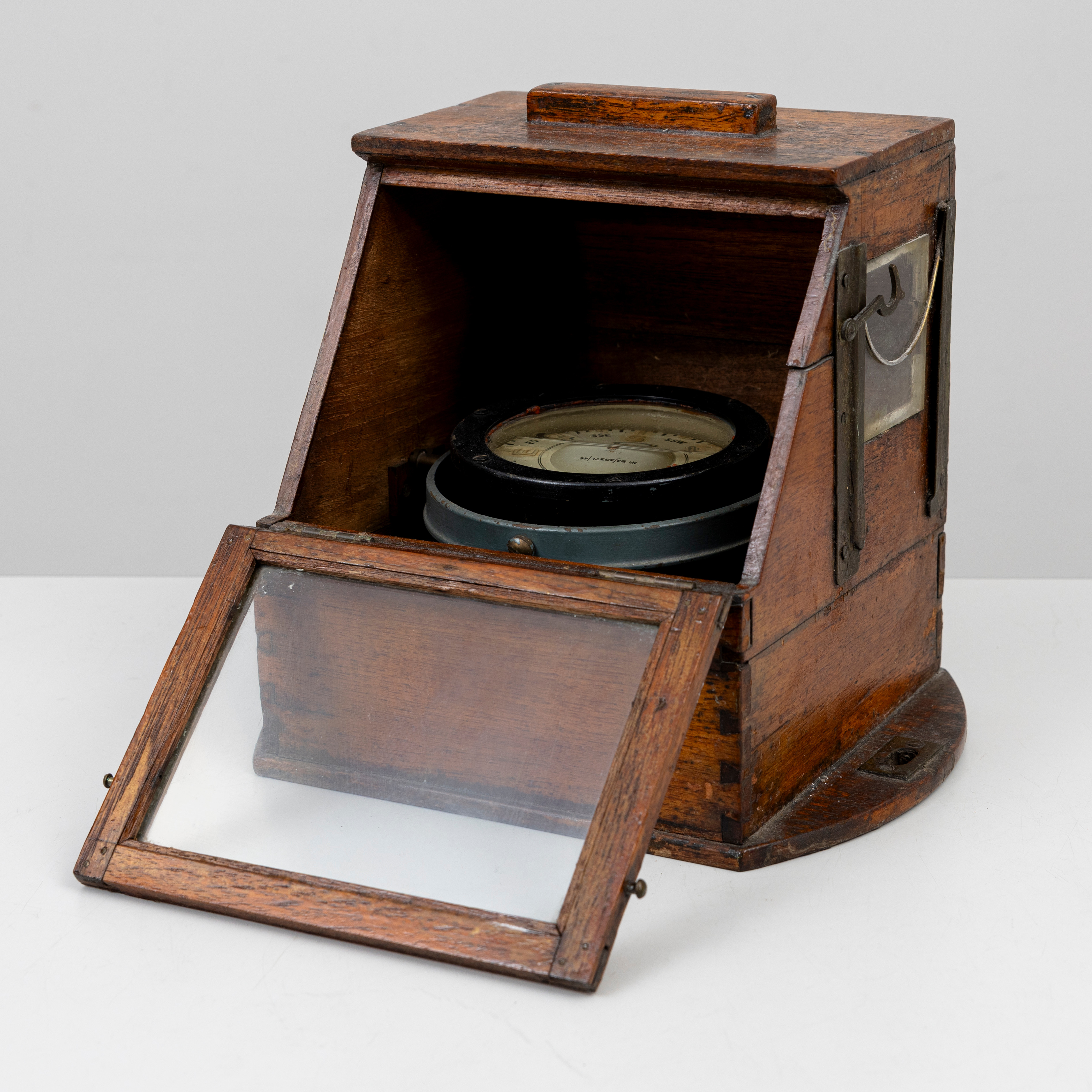 NAKTERHUS, trä med kompass, Sestrel, 1900-tal.