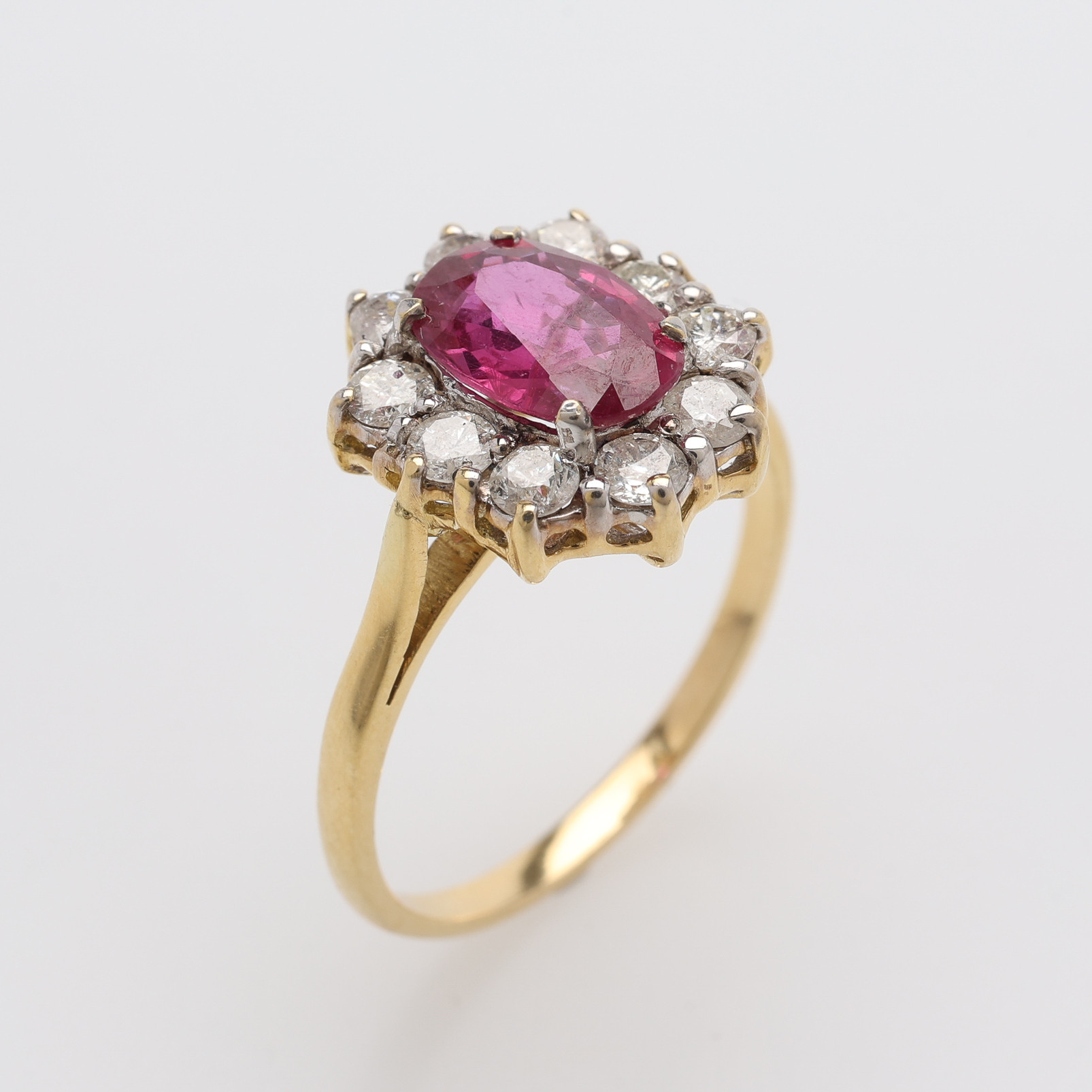 RING, 18K GULD, RUBIN & 10 ST DIAMANTER, TOTALVIKT Ca. 3,2 g.