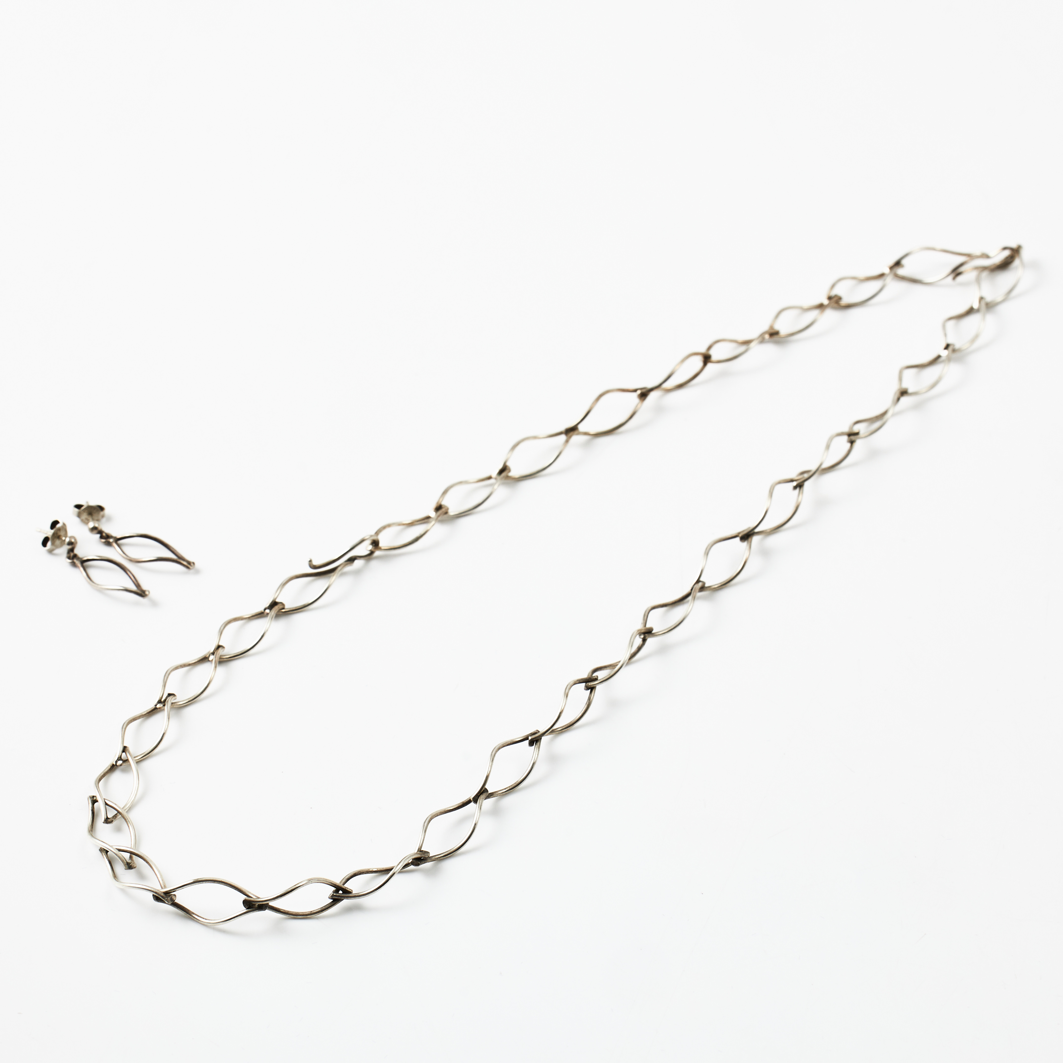 SILVERSMED MALTE STRÖM, halsband, örhängen, 1 par, sterlingsilver, sammankopplade vågformade ovaler, Nutida Svenskt Silver, Stockholm 2005.