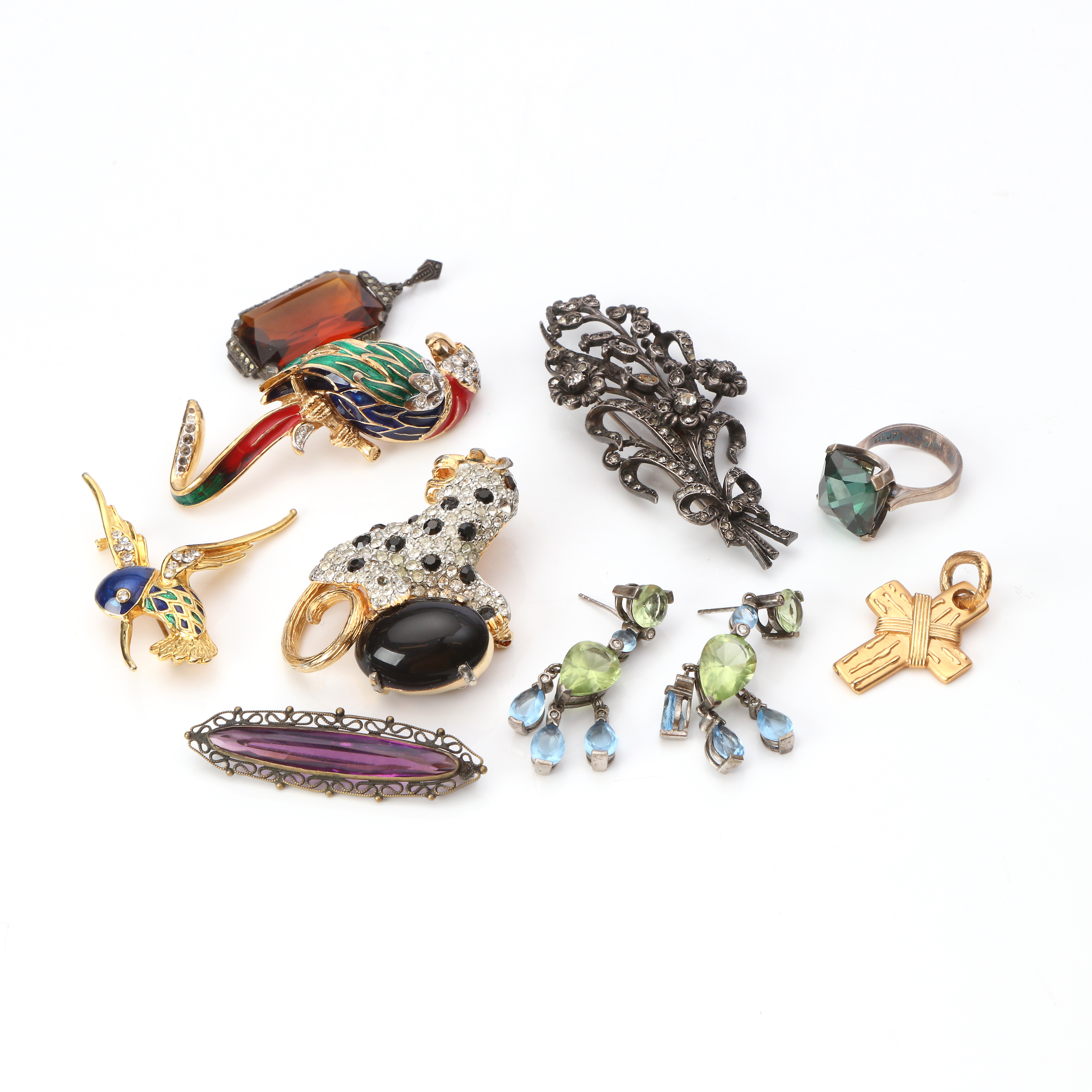 PARTI SMYCKEN OCH BIJOUTERIER. Silver och metall med olikfärgade stenar.
