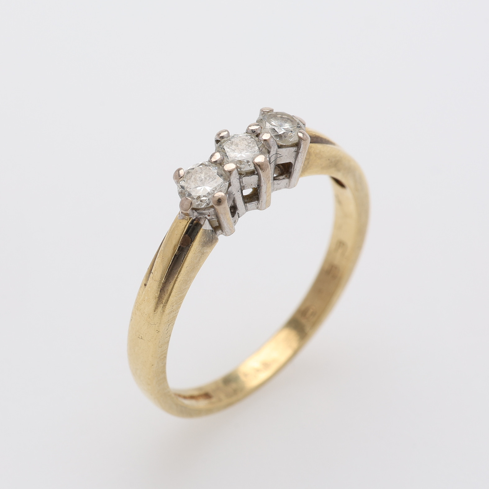 RING, 18K GULD & DIAMANTER, LONDON, TOTALVIKT Ca. 3,4 g.