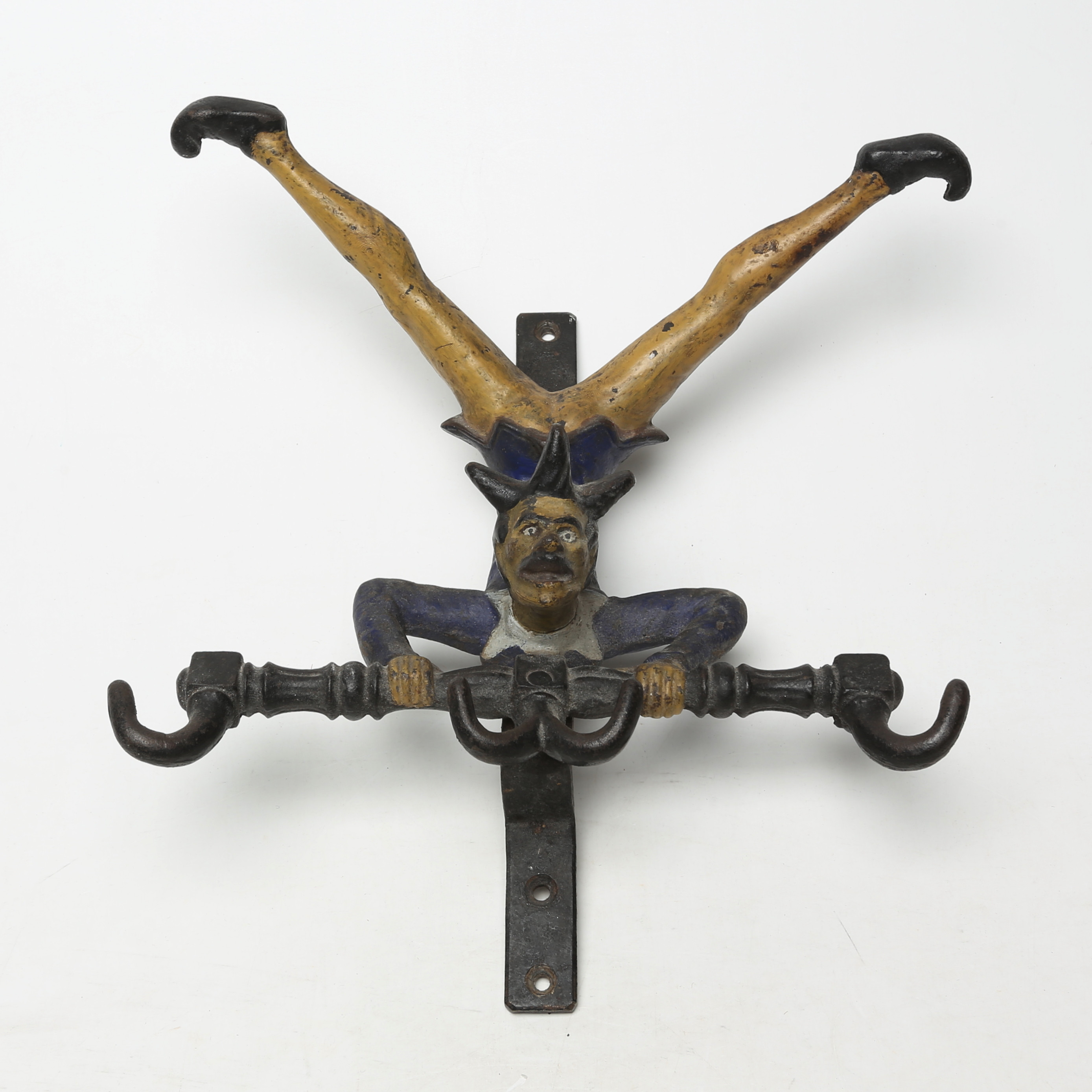 KLÄDHÄNGARE i form av narr/gycklare, bemålat gjutjärn, originalmålning.