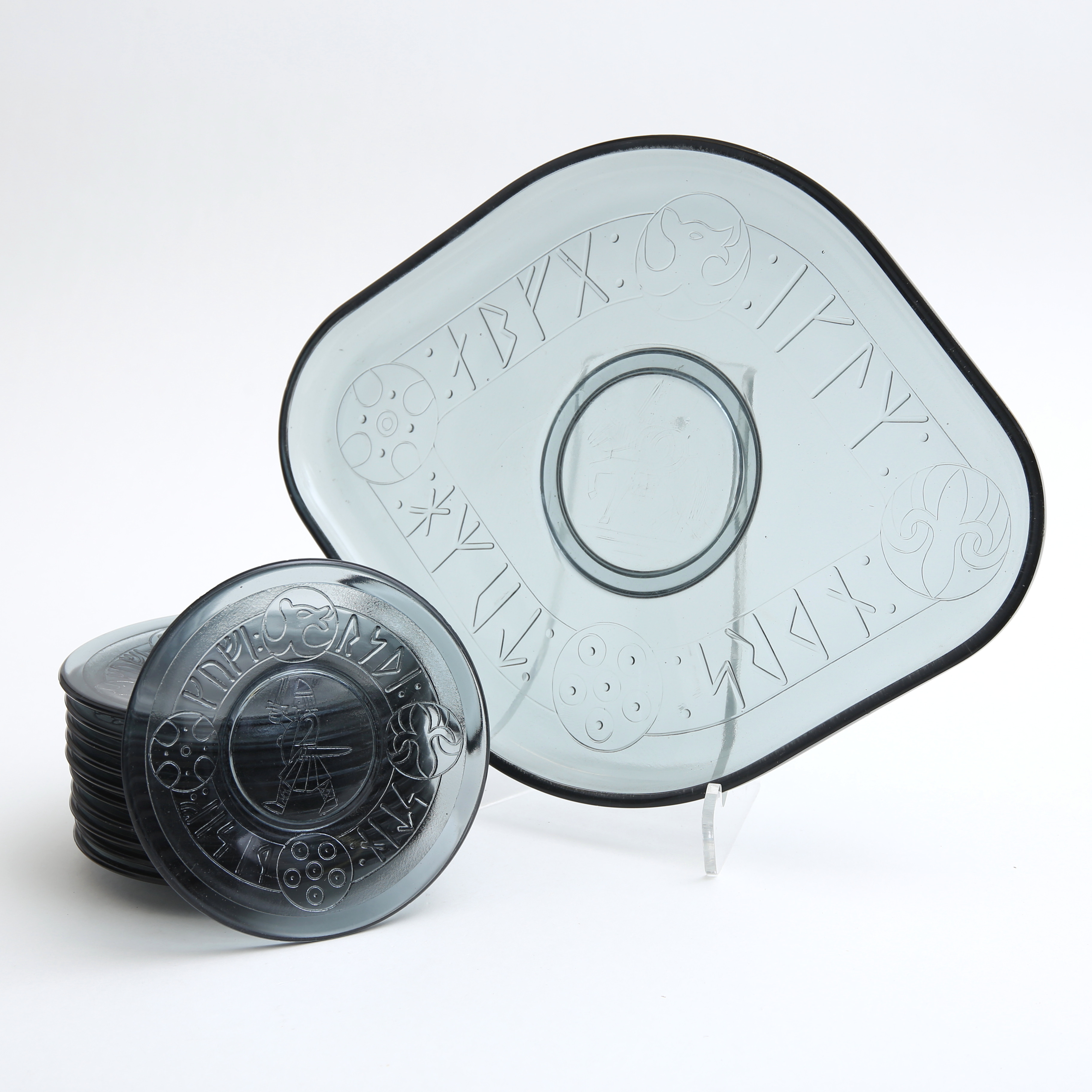 VIKTOR BERNDT. Fat samt assietter, "Viking" 13 delar, Flygsfors.