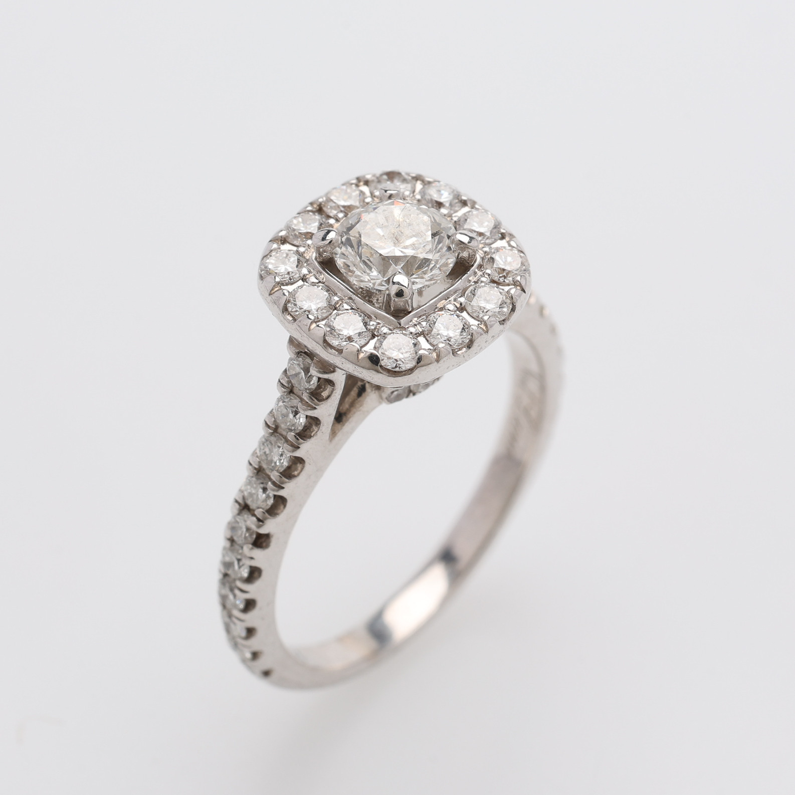 RING, 14K VITGULD, DIAMANTER OM TOTALT CA 1,16 CT ENLIGT GRAVYR, TROLIGTVIS STORBRITANNIEN, TOTALVIKT Ca. 4,2 g.