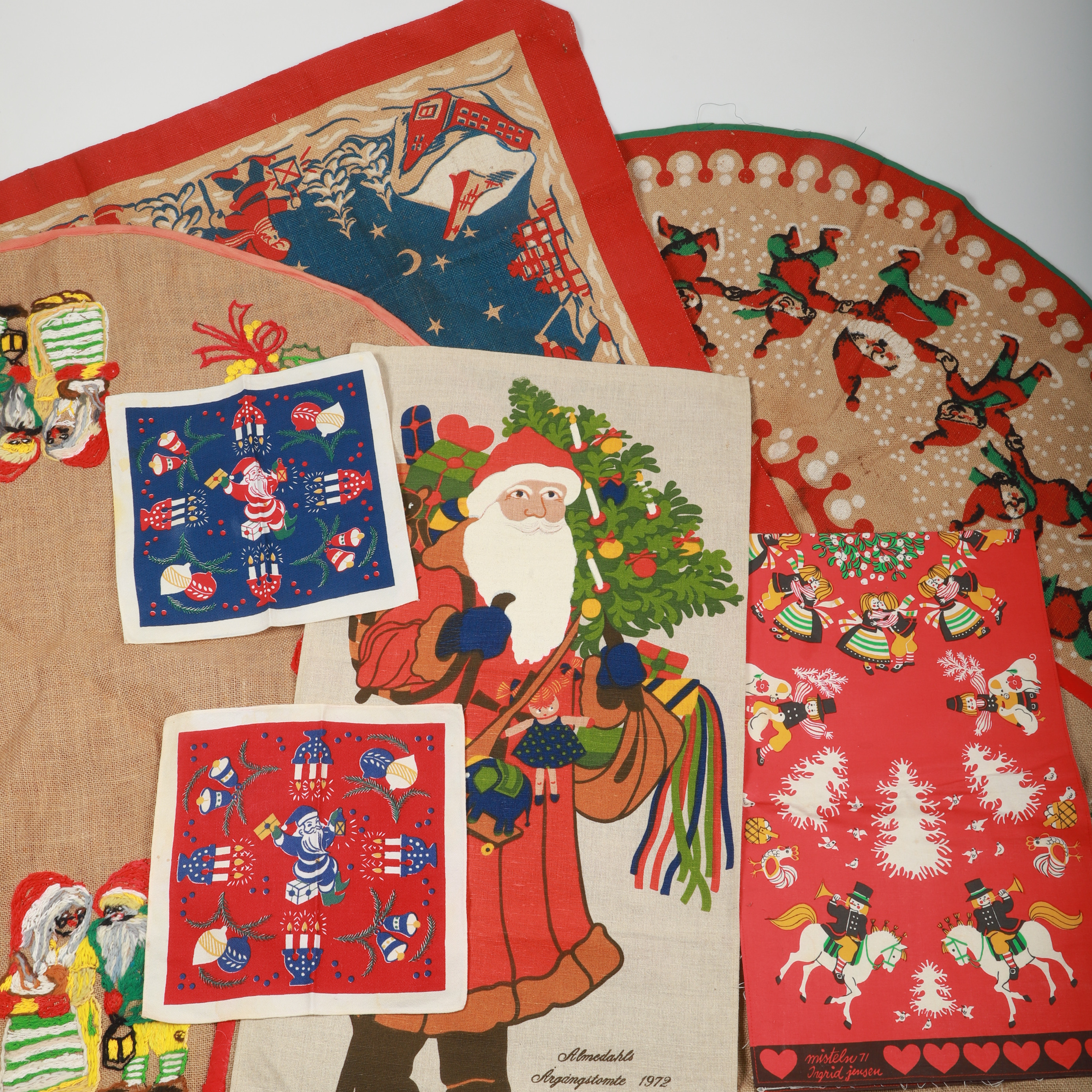 JULGRANSMATTOR OCH DUKAR, 8 stycken, jute/bomull m. m., bl. a. Bodil Wallman och Louise Carling, 1900-tal.