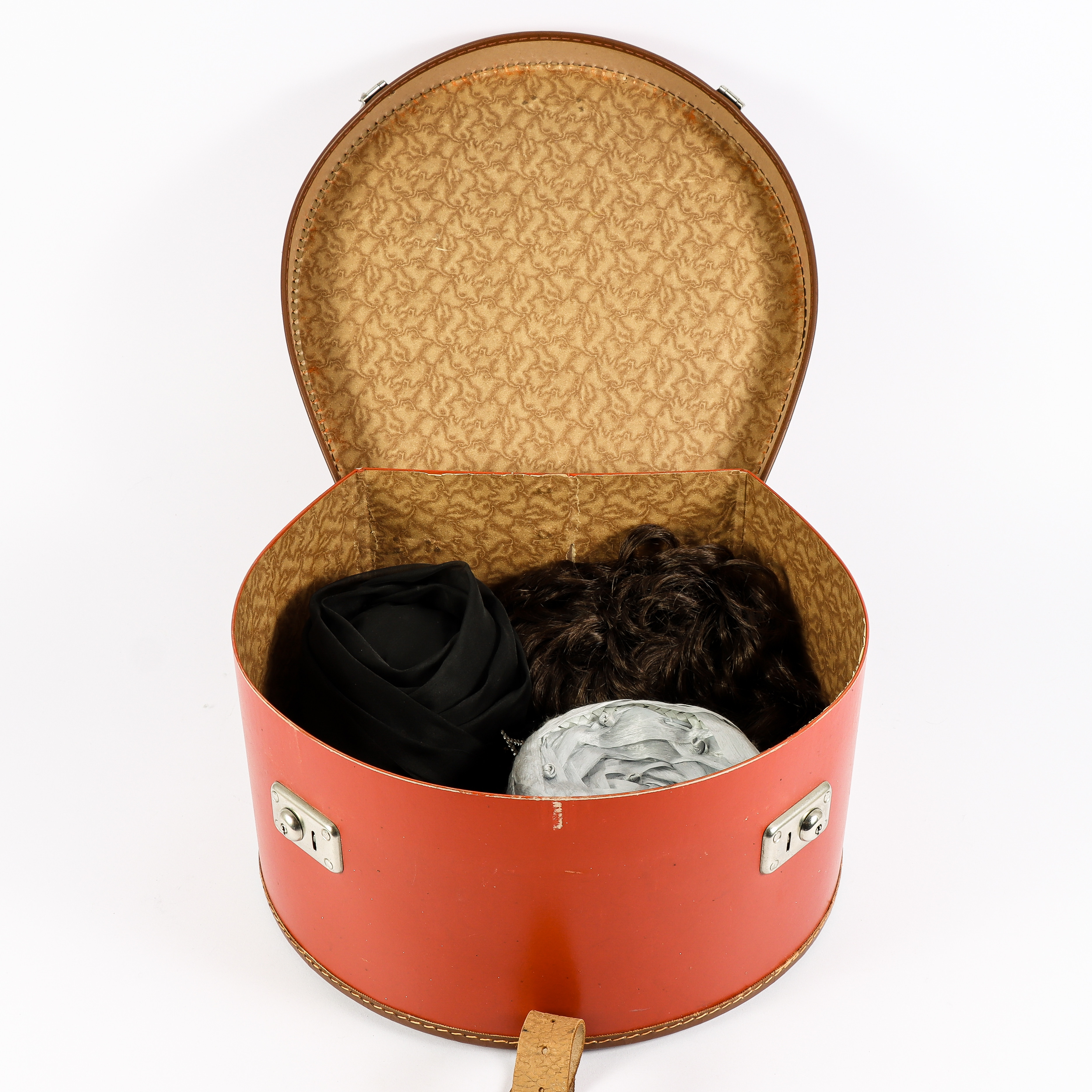 HATTASK med 2 damhattar och peruk.