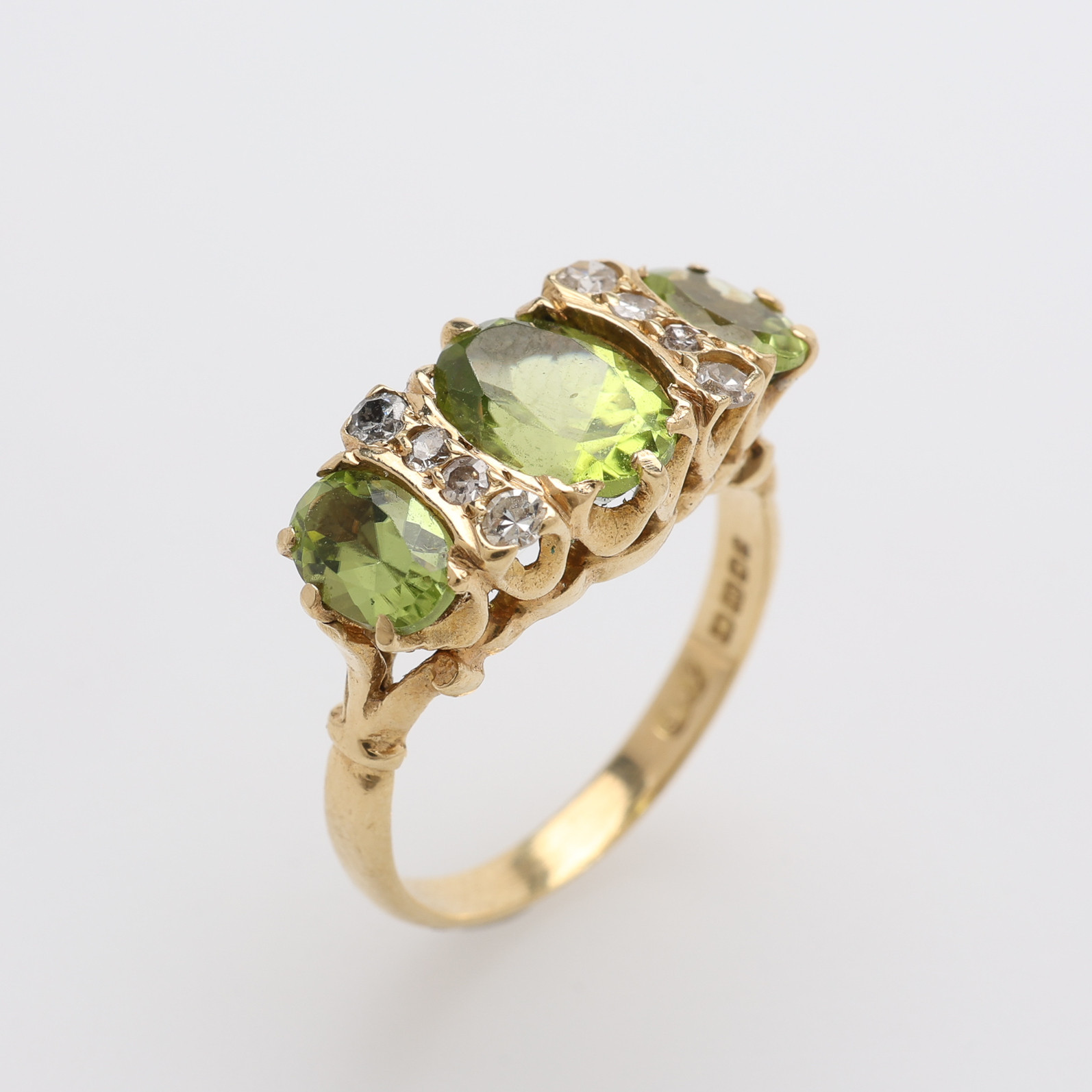 RING, 18K GULD, PERIDOTER & SMÅ DIAMANTER, STORBRITANNIEN, TOTALT Ca. 4,5 g.