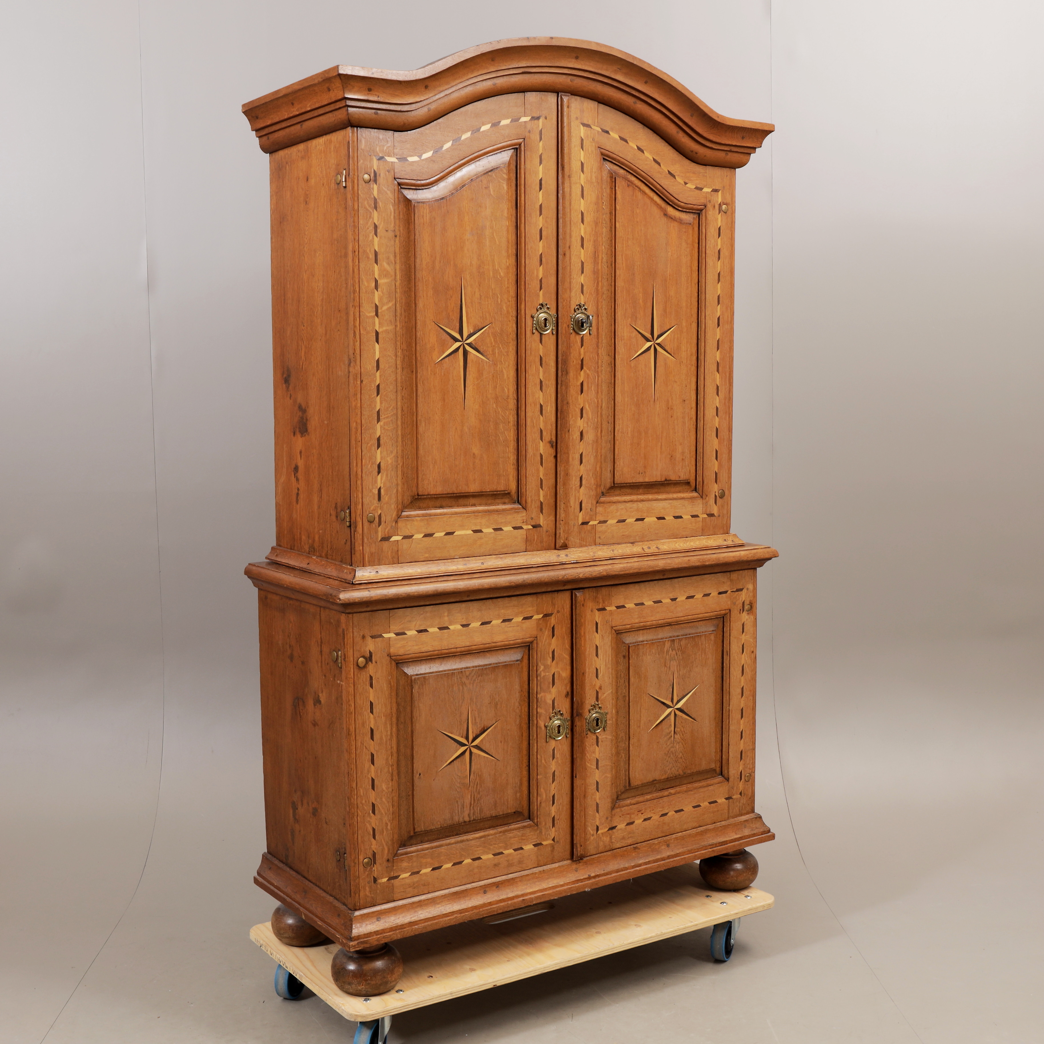 SALSSKÅP med smålandsstjärna, ek, senbarock, 1700/1800-tal.