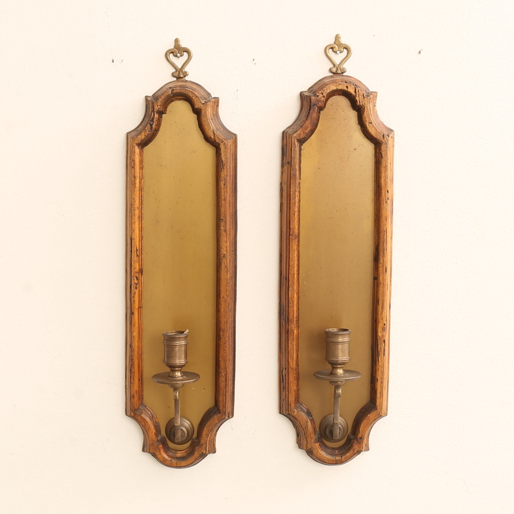 VÄGGLJUSSTAKAR, ett par, trä och metall, samtida.