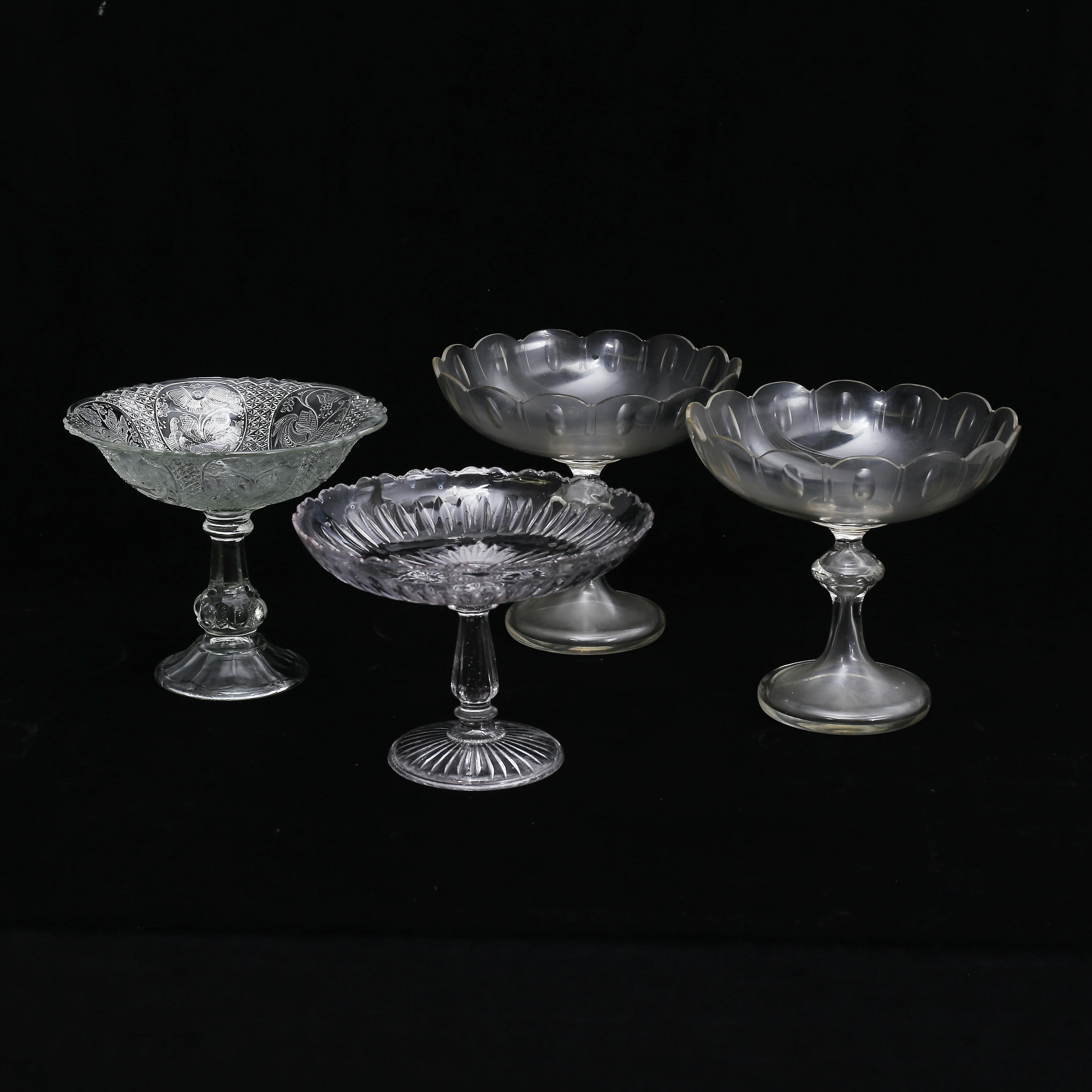 SKÅLAR PÅ FOT, 4 st, pressglas, tidigt 1900-tal.