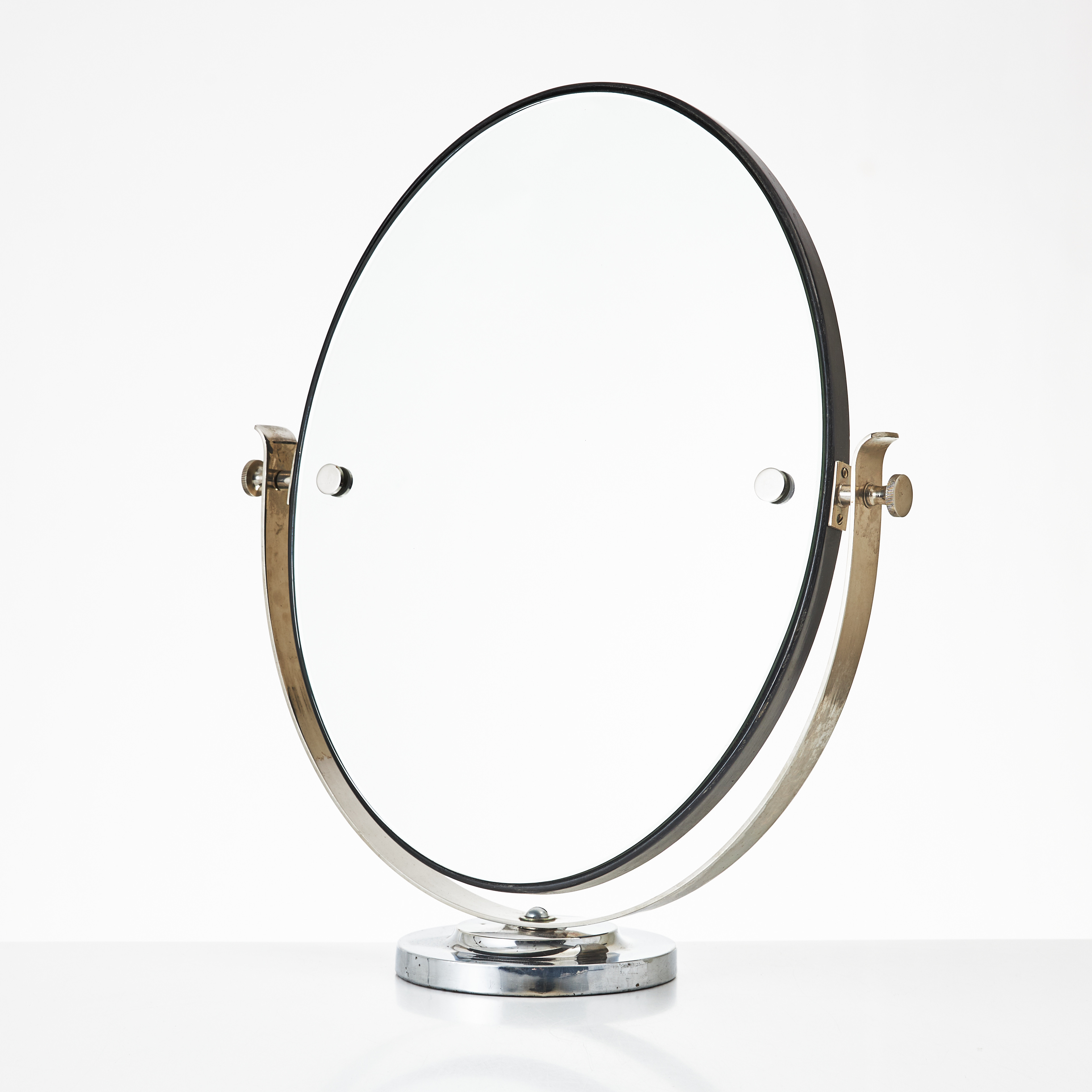 BORDSSPEGEL, 1930-tal, art deco, stomme i kromad stål, baksida i svartlackerat trä, undersida med spår av etikett.