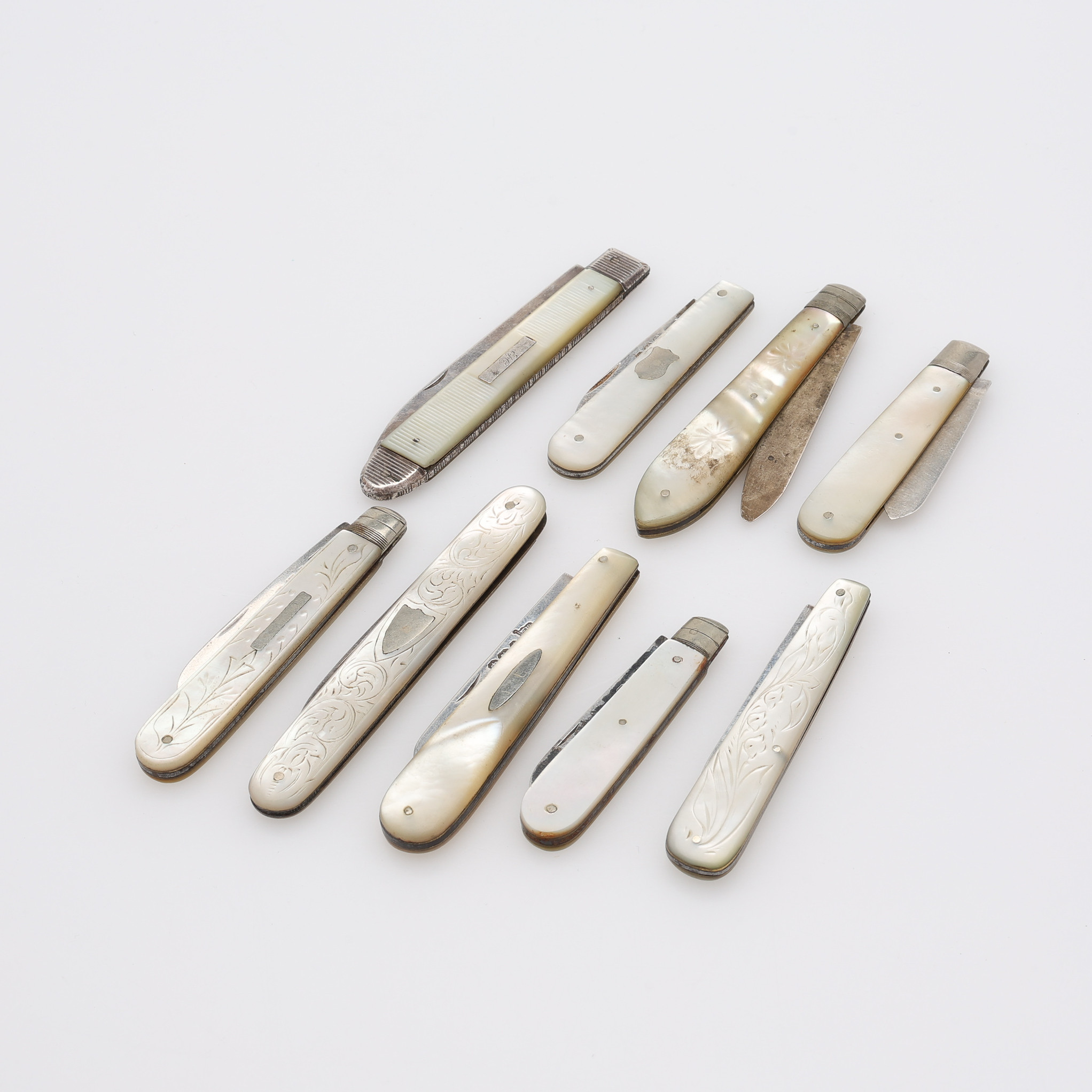 FRUKTKNIVAR, 9 ST, PÄRLEMOR & STERLINGSILVER, VARIERANDE UTFÖRANDEN & TILLVERKARE, STORBRITANNIEN, TOTALT Ca. 130 g.