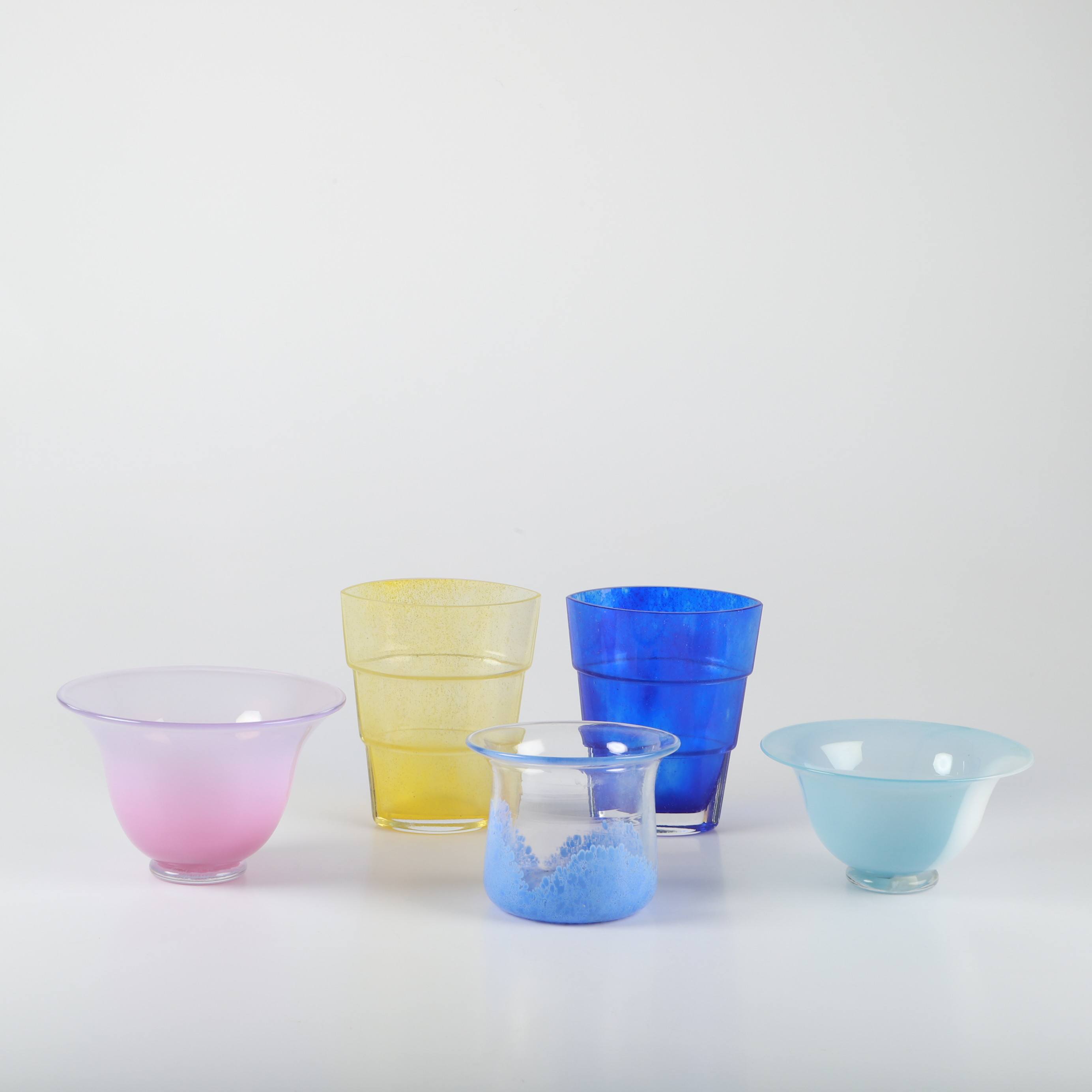 VASER SAMT SKÅLAR, 5 delar, konstglas, bl a Ulf Johansson.