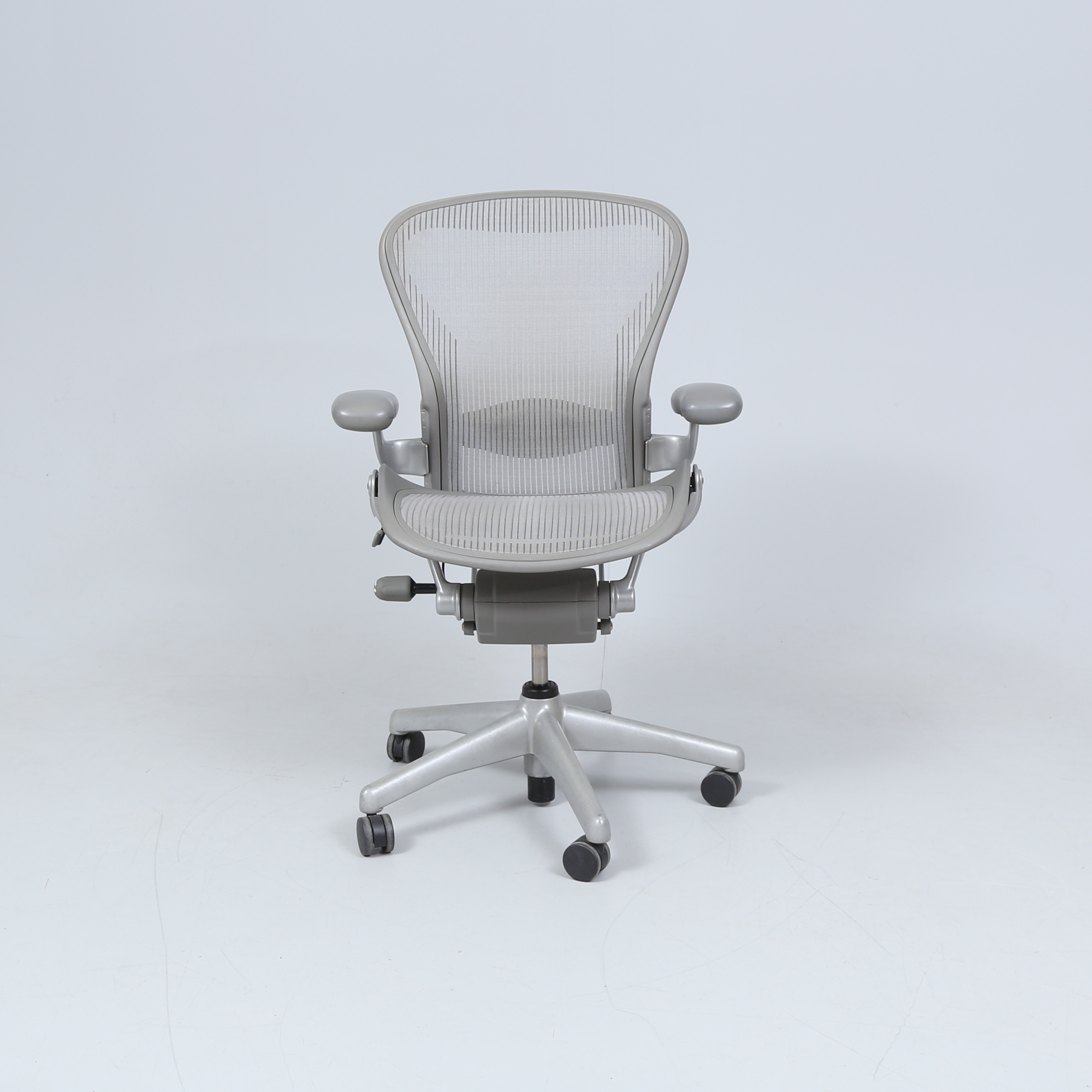 BILL STUMPF & DON CHADWICK. Kontorsstol, "Aeron", Herman Miller, 2018.