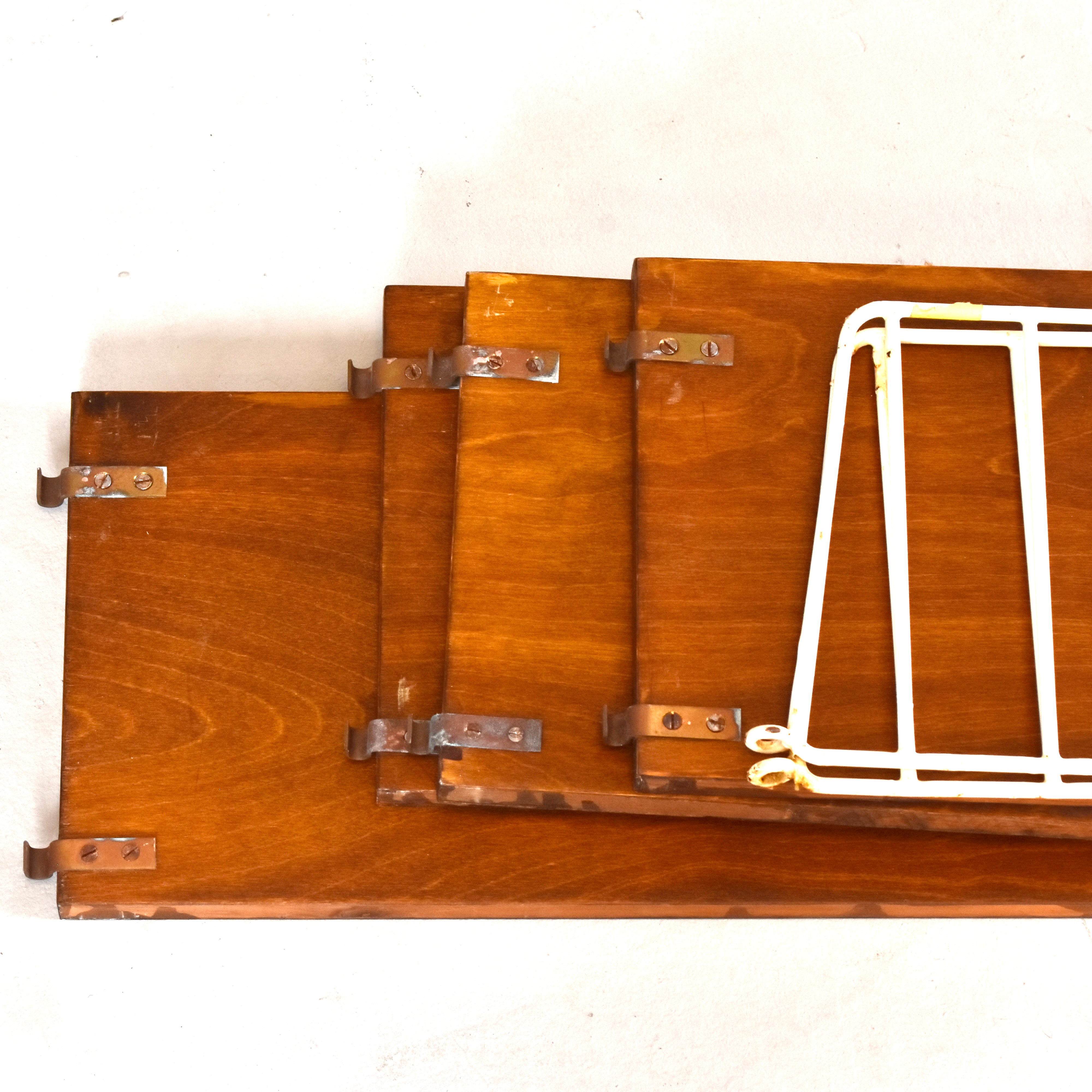 NILS STRINNING. vägghylla, bonat trä och lackerad metall, "String".