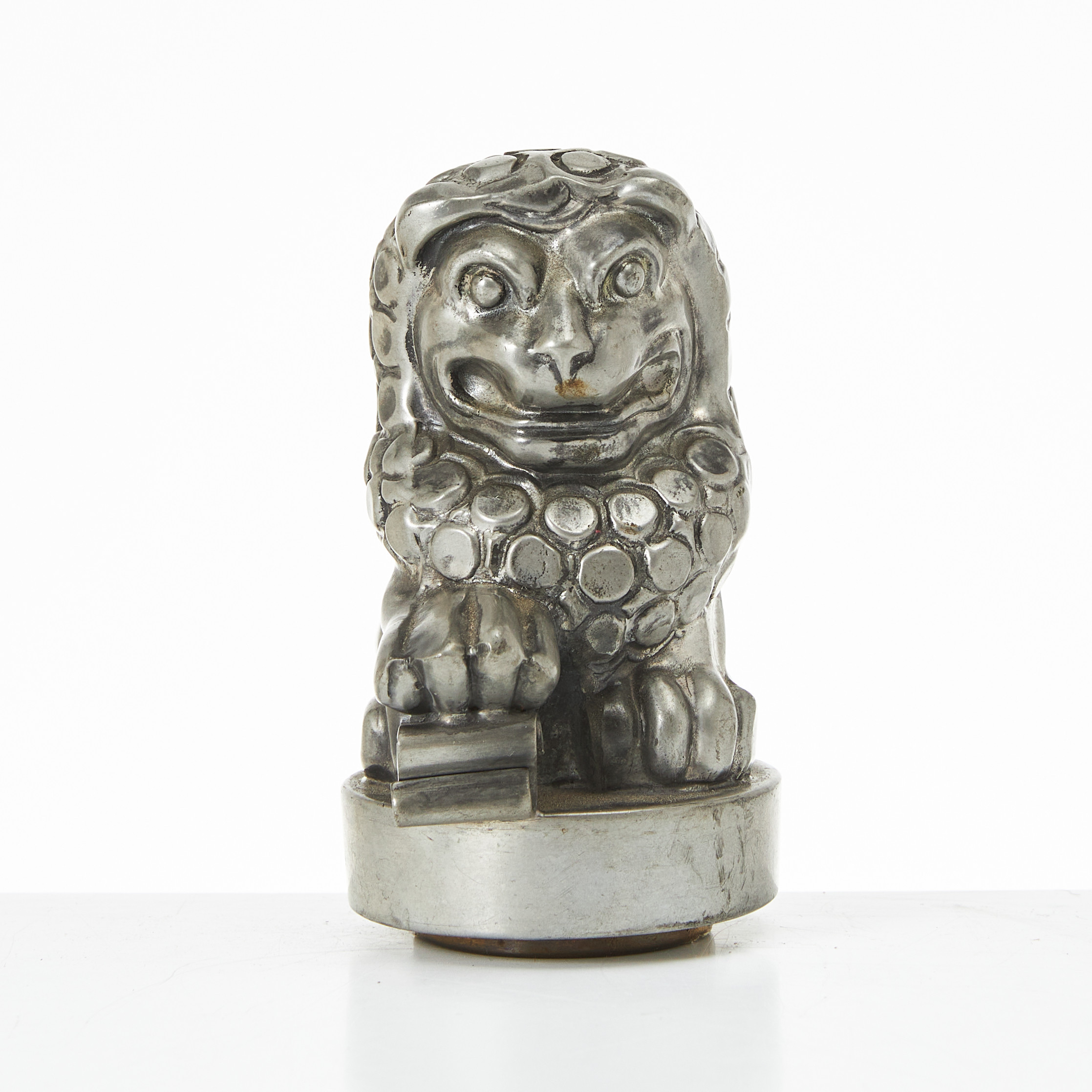 ANNA PETRUS. Sigill, Lejon, tenn och mässing, 1978, firma svenskt tenn.