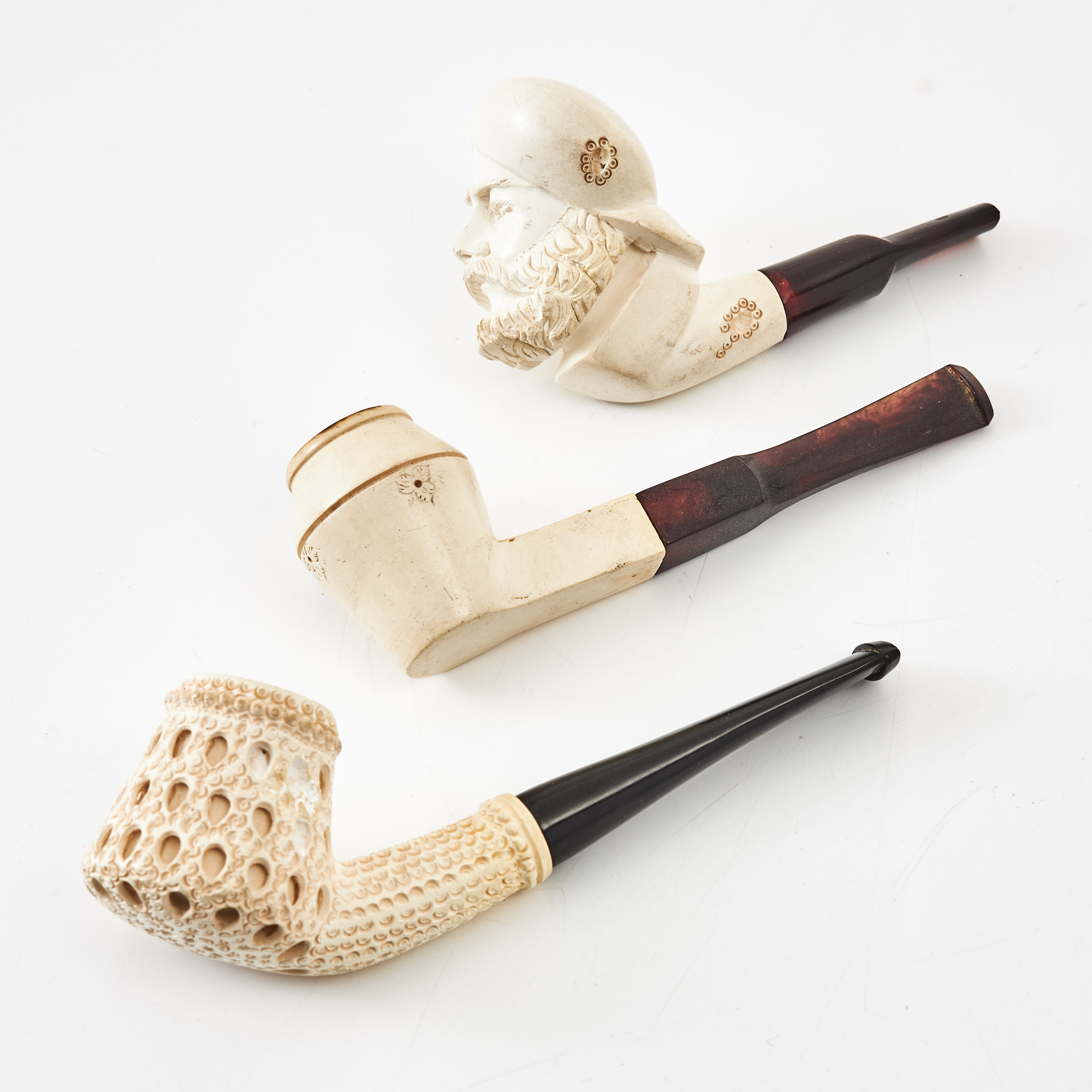 PIPOR, 3 stycken, med piphuvuden av sjöskum, 1800/1900-tal.