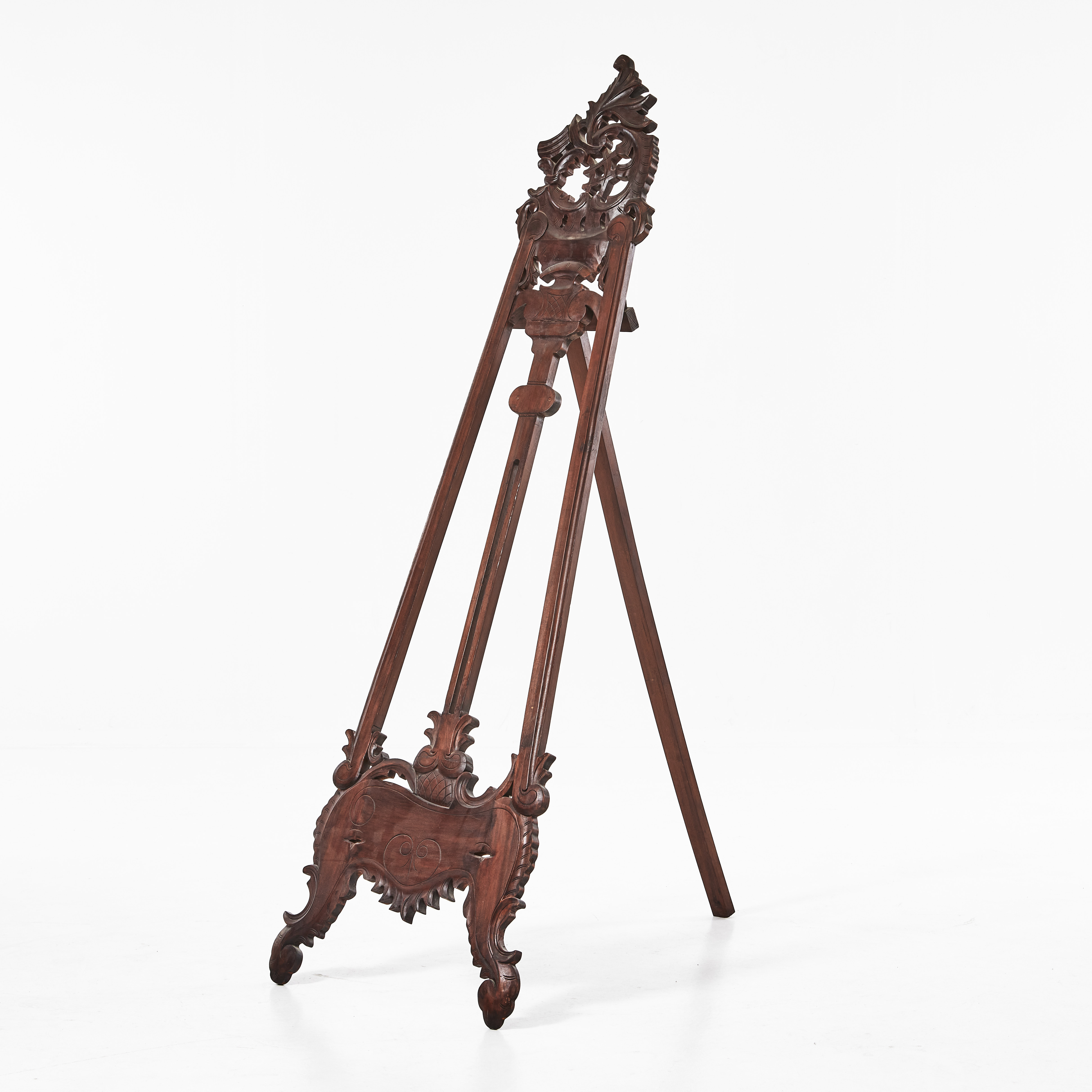 STAFFLI, trä. Asien, nyrokokostil, skulpterad dekor.