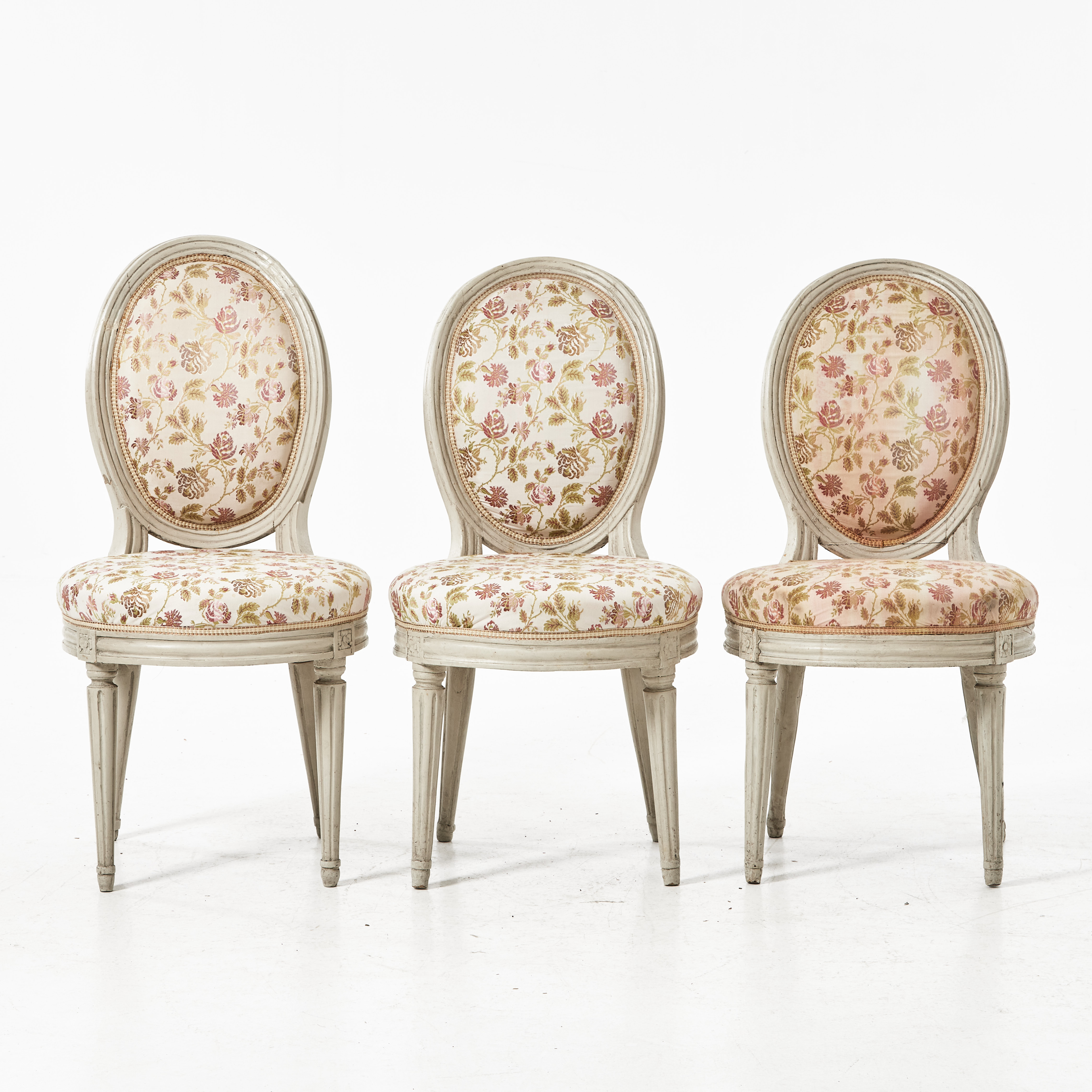 STOLAR, omkring 1800, Lindome, skuren dekor, vitmålade.