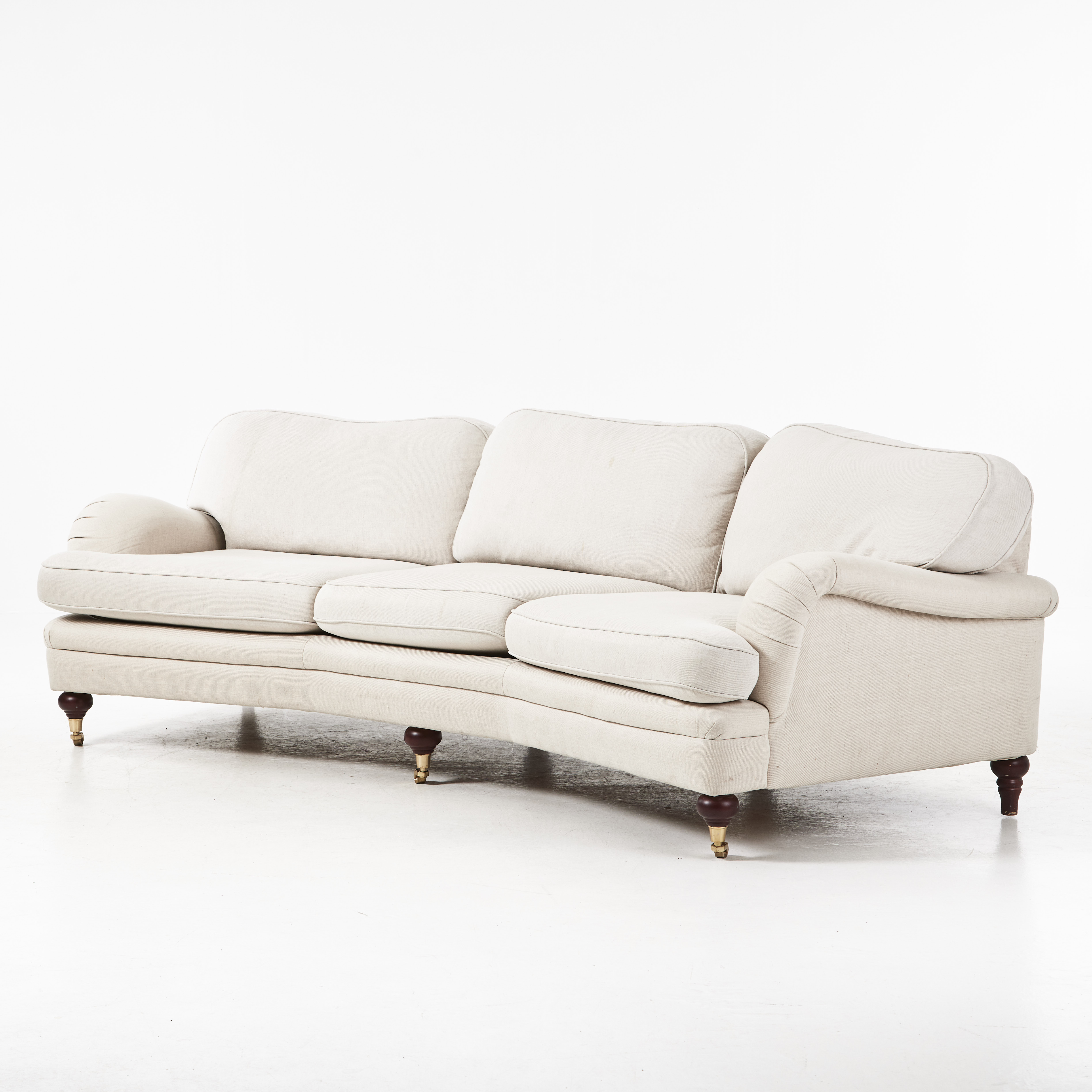 SOFFA, Howardmodell, välvd, ljus textilklädsel, främre benen på hjultrissor, Furninova, 2000-tal.