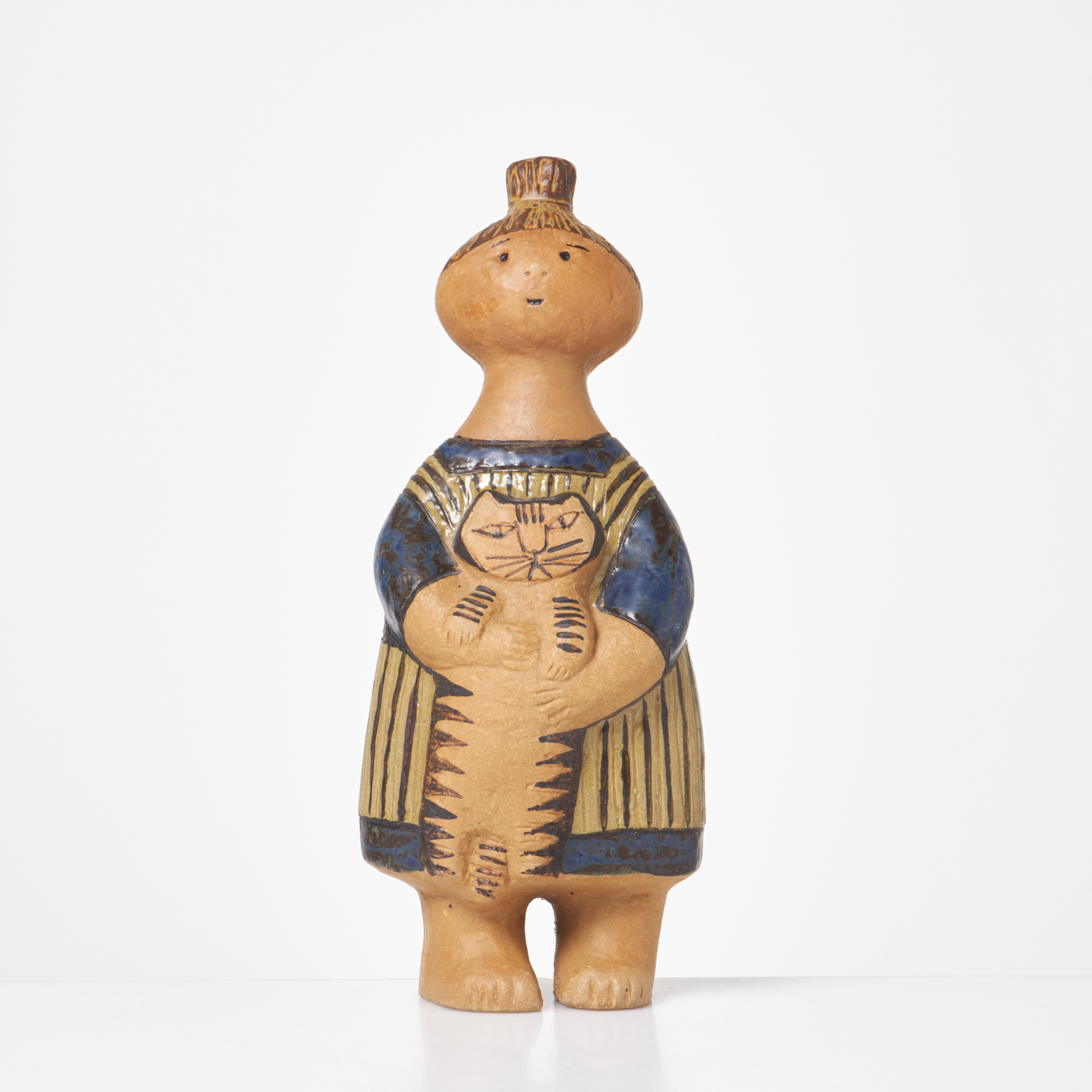 LISA LARSON. "Stina med katt", figurin, ur serien "Skulpturer", delvis glaserat stengods, märkt Lisa L Gustavsberg, i produktion 1958-67.