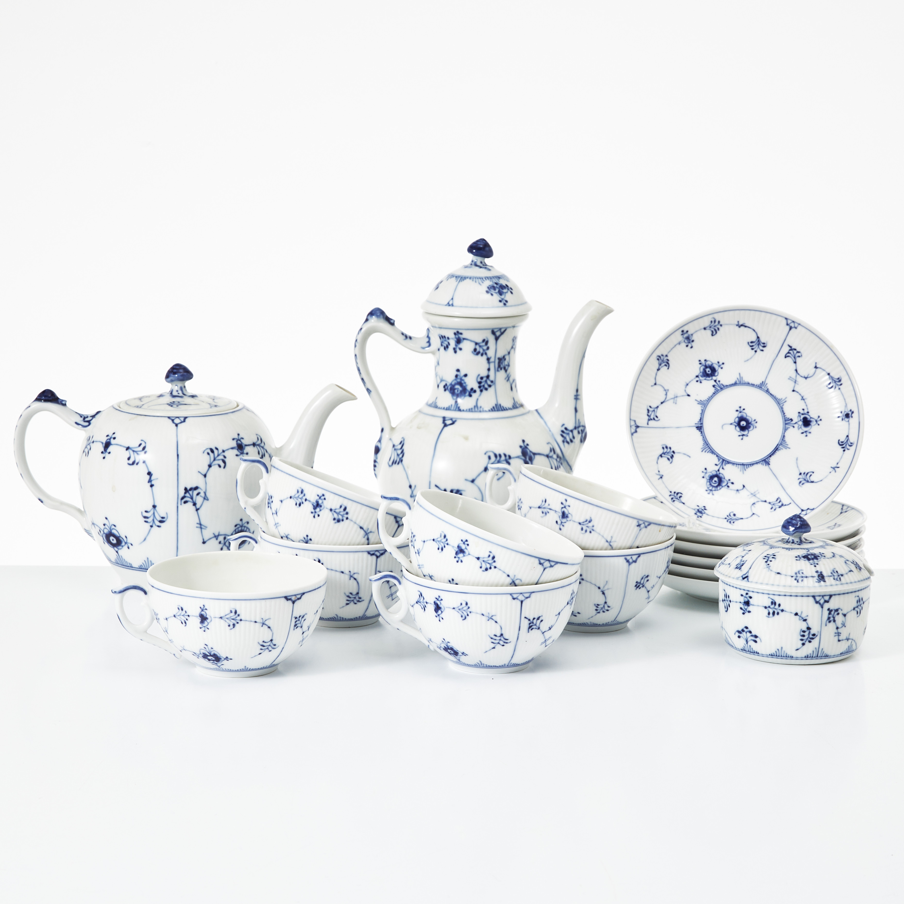 ROYAL COPENHAGEN, Musselmalet, 9 delar teservis.