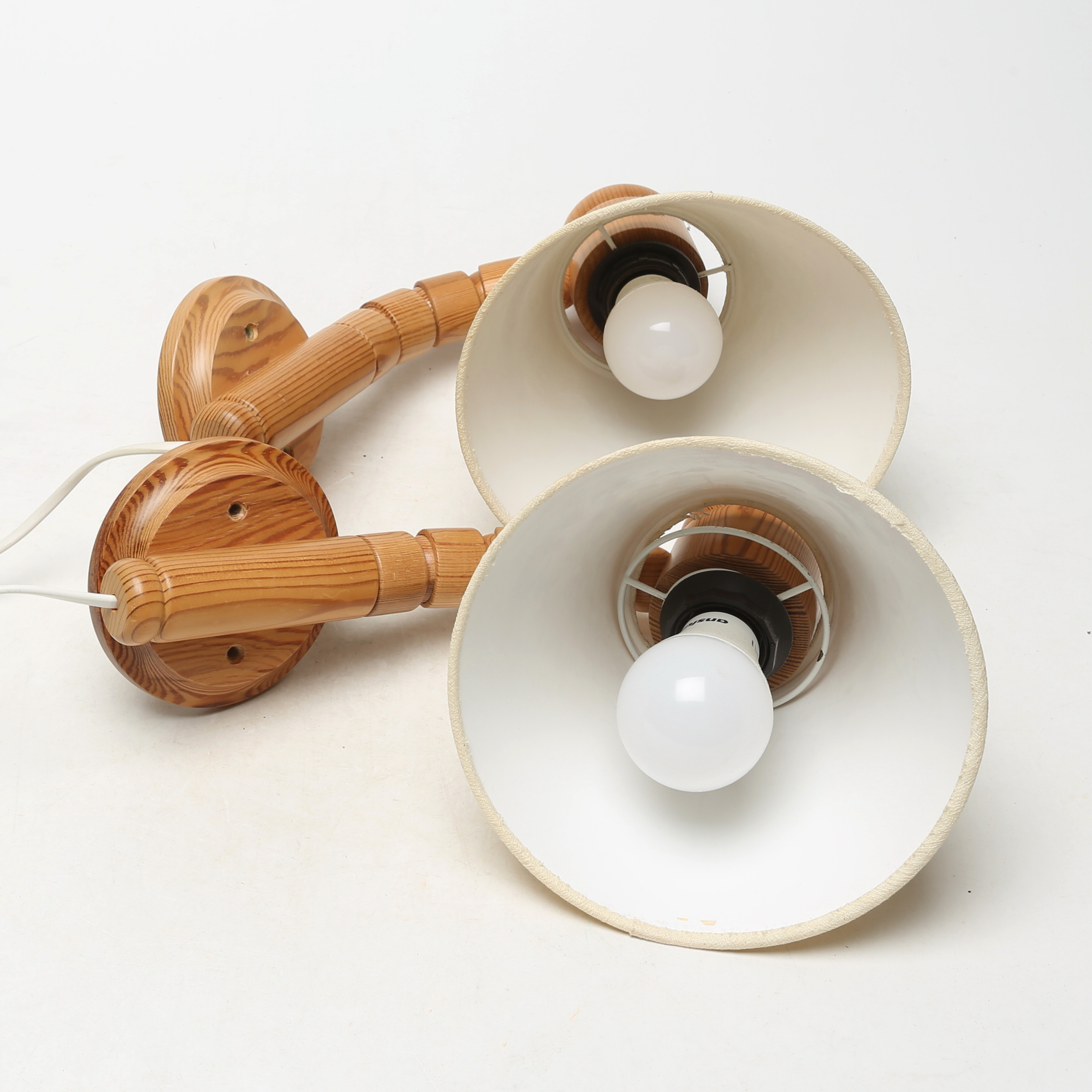 VÄGGLAMPOR 2 st, furu, Solbacken.